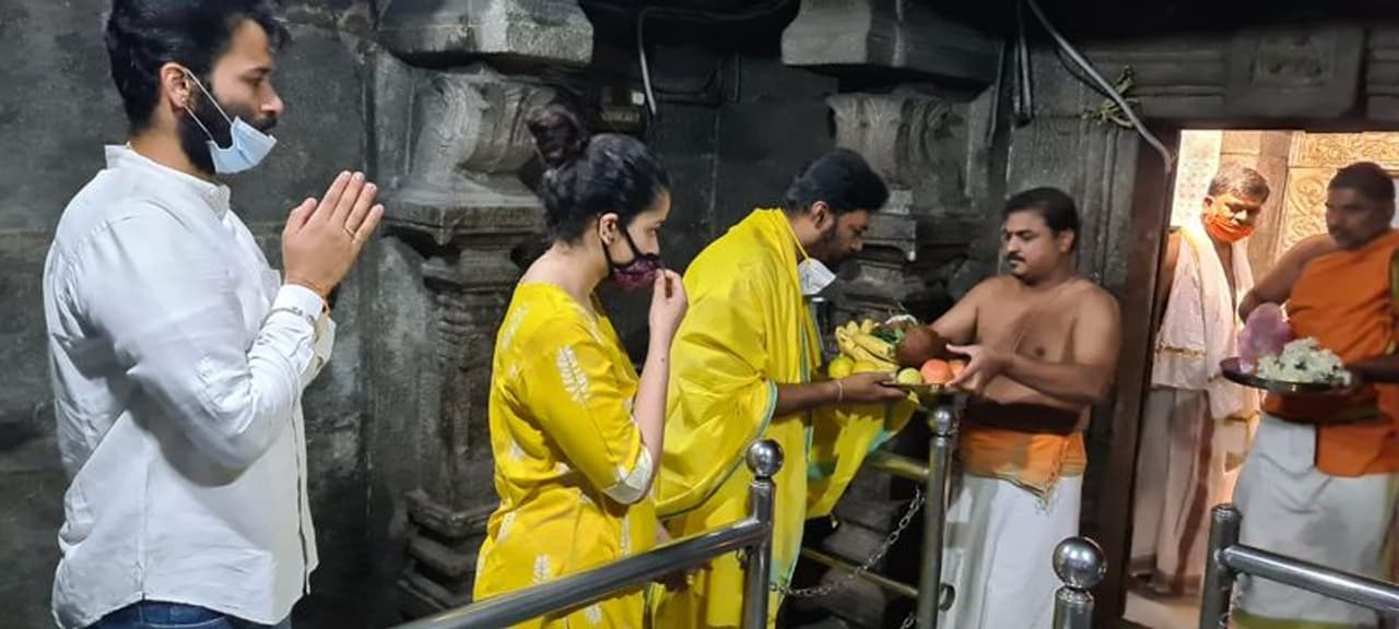 <p>ಶ್ರೀವಿರೂಪಾಕ್ಷೇಶ್ವರ ಸ್ವಾಮಿ ಹಾಗೂ ಪಂಪಾದೇವಿ, ತಾಯಿ ಭುವನೇಶ್ವರಿ ತಾಯಿ ದರ್ಶನ ಪಡೆದುಕೊಂಡು ವಿಶೇಷ ಪೂಜೆ ಸಲ್ಲಿಸಿದ ಆನಂದ ಸಿಂಗ್ </p> <p>ಶ್ರೀವಿರೂಪಾಕ್ಷೇಶ್ವರ ಸ್ವಾಮಿ ಹಾಗೂ ಪಂಪಾದೇವಿ, ತಾಯಿ ಭುವನೇಶ್ವರಿ ತಾಯಿ ದರ್ಶನ ಪಡೆದುಕೊಂಡು ವಿಶೇಷ ಪೂಜೆ ಸಲ್ಲಿಸಿದ ಆನಂದ ಸಿಂಗ್ </p>