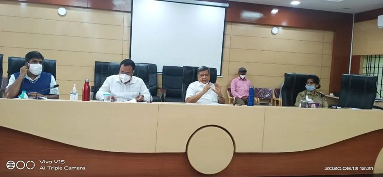 <p>ಮಾತನಾಡಿದ ಅವರು, ಅಪಾರ ಮಳೆಯಿಂದಾಗಿ ವಿವಿಧ ಇಲಾಖೆಗಳಿಗೆ ಸೇರಿರುವ ಕಟ್ಟಡ, ರಸ್ತೆ, ಸೇತುವೆಗಳು ಮತ್ತು ರೈತರ ಬೆಳೆ, ಮನೆಗಳು ಹಾನಿಯಾಗಿವೆ. ಇಲಾಖೆ ಮುಖ್ಯಸ್ಥರು ಹಾನಿ ವಿವರಗಳನ್ನು ಪರಿಶೀಲಿಸಿ ತಕ್ಷಣ ವರದಿ ಸಲ್ಲಿಸಬೇಕು. ಸರ್ಕಾರ ಅತಿವೃಷ್ಟಿಪರಿಹಾರಕ್ಕಾಗಿ ಜಿಲ್ಲಾಡಳಿತಕ್ಕೆ ಈಗಾಗಲೇ 5 ಕೋಟಿ ಬಿಡುಗಡೆ ಮಾಡಿದೆ. ಅಧಿಕಾರಿಗಳು ವಿವರವಾದ ವರದಿ ಸಲ್ಲಿಸಿದ ನಂತರ ಹೆಚ್ಚಿನ ಅನುದಾನ ಬಿಡುಗಡೆ ಮಾಡಲು ಕ್ರಮ ಕೈಗೊಳ್ಳುವುದಾಗಿ ಸಚಿವರು ಹೇಳಿದರು.</p> <p>ಮಾತನಾಡಿದ ಅವರು, ಅಪಾರ ಮಳೆಯಿಂದಾಗಿ ವಿವಿಧ ಇಲಾಖೆಗಳಿಗೆ ಸೇರಿರುವ ಕಟ್ಟಡ, ರಸ್ತೆ, ಸೇತುವೆಗಳು ಮತ್ತು ರೈತರ ಬೆಳೆ, ಮನೆಗಳು ಹಾನಿಯಾಗಿವೆ. ಇಲಾಖೆ ಮುಖ್ಯಸ್ಥರು ಹಾನಿ ವಿವರಗಳನ್ನು ಪರಿಶೀಲಿಸಿ ತಕ್ಷಣ ವರದಿ ಸಲ್ಲಿಸಬೇಕು. ಸರ್ಕಾರ ಅತಿವೃಷ್ಟಿಪರಿಹಾರಕ್ಕಾಗಿ ಜಿಲ್ಲಾಡಳಿತಕ್ಕೆ ಈಗಾಗಲೇ 5 ಕೋಟಿ ಬಿಡುಗಡೆ ಮಾಡಿದೆ. ಅಧಿಕಾರಿಗಳು ವಿವರವಾದ ವರದಿ ಸಲ್ಲಿಸಿದ ನಂತರ ಹೆಚ್ಚಿನ ಅನುದಾನ ಬಿಡುಗಡೆ ಮಾಡಲು ಕ್ರಮ ಕೈಗೊಳ್ಳುವುದಾಗಿ ಸಚಿವರು ಹೇಳಿದರು.</p>