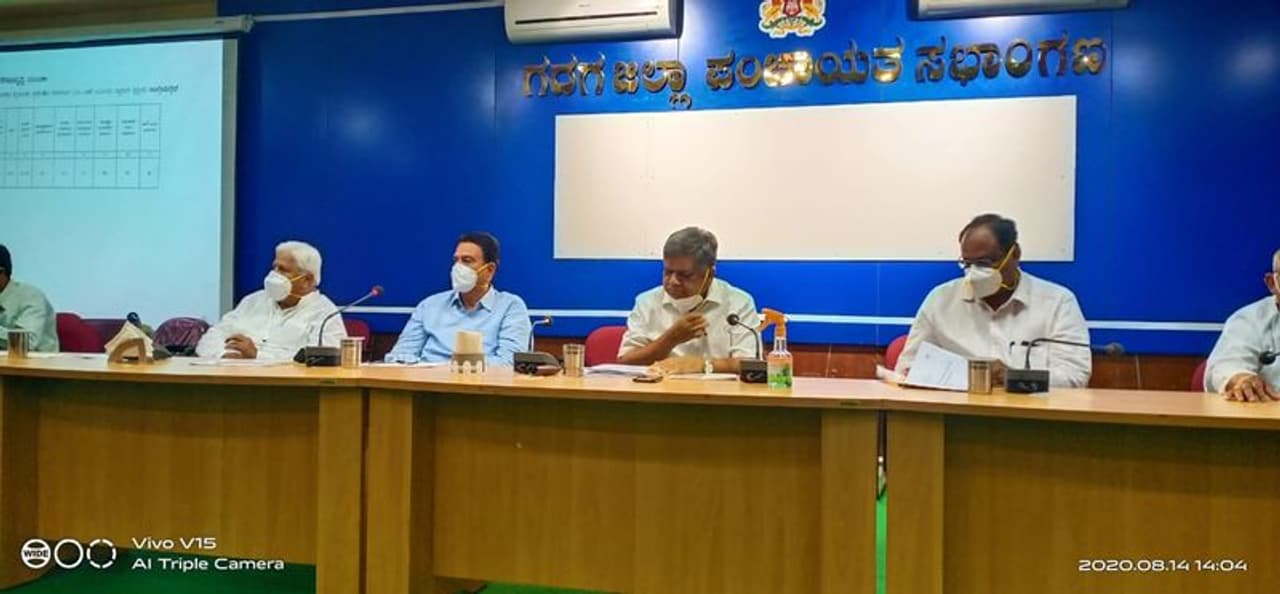 <p>ಶುಕ್ರವಾರ ಗದಗ ನಗರದ ಜಿಲ್ಲಾಡಳಿತ ಭವನದ ಜಿಲ್ಲಾ ಸಭಾಂಗಣದಲ್ಲಿ ನಡೆದ ಕೈಗಾರಿಕೆ ಇಲಾಖೆಯ ಪ್ರಗತಿ ಪರಿಶೀಲನಾ ಸಭೆಯ ಅಧ್ಯಕ್ಷತೆ ವಹಿಸಿ ಅವರು ಮಾತನಾಡಿದರು. ಗದಗ ಜಿಲ್ಲೆಯಲ್ಲಿ ಕೈಗಾರಿಕೋದ್ಯಮ ಸ್ಥಾಪನೆಗೆ ಹೇರಳ ಅವಕಾಶಗಳಿವೆ. ಕೈಗಾರಿಕಾ ಕ್ಷೇತ್ರ ಅಭಿವೃದ್ಧಿಪಡಿಸಲು ಹೆಚ್ಚು ಆದ್ಯತೆ ನೀಡಬೇಕಲ್ಲದೇ, ಅಧಿಕಾರಿಗಳು ಅದಕ್ಕೆ ಪೂರಕವಾದ ಕೆಲಸ ಮಾಡಬೇಕು. ಭೂ ಸುಧಾರಣಾ ಕಾಯ್ದೆ ತಿದ್ದುಪಡಿಯಿಂದ ಕೈಗಾರಿಕೋದ್ಯಮವು ಅಭಿವೃದ್ಧಿ ಪಥದತ್ತ ಸಾಗುತ್ತದೆ ಎಂಬ ವಿಶ್ವಾಸವಿದೆ ಎಂದರು.</p> <p>ಶುಕ್ರವಾರ ಗದಗ ನಗರದ ಜಿಲ್ಲಾಡಳಿತ ಭವನದ ಜಿಲ್ಲಾ ಸಭಾಂಗಣದಲ್ಲಿ ನಡೆದ ಕೈಗಾರಿಕೆ ಇಲಾಖೆಯ ಪ್ರಗತಿ ಪರಿಶೀಲನಾ ಸಭೆಯ ಅಧ್ಯಕ್ಷತೆ ವಹಿಸಿ ಅವರು ಮಾತನಾಡಿದರು. ಗದಗ ಜಿಲ್ಲೆಯಲ್ಲಿ ಕೈಗಾರಿಕೋದ್ಯಮ ಸ್ಥಾಪನೆಗೆ ಹೇರಳ ಅವಕಾಶಗಳಿವೆ. ಕೈಗಾರಿಕಾ ಕ್ಷೇತ್ರ ಅಭಿವೃದ್ಧಿಪಡಿಸಲು ಹೆಚ್ಚು ಆದ್ಯತೆ ನೀಡಬೇಕಲ್ಲದೇ, ಅಧಿಕಾರಿಗಳು ಅದಕ್ಕೆ ಪೂರಕವಾದ ಕೆಲಸ ಮಾಡಬೇಕು. ಭೂ ಸುಧಾರಣಾ ಕಾಯ್ದೆ ತಿದ್ದುಪಡಿಯಿಂದ ಕೈಗಾರಿಕೋದ್ಯಮವು ಅಭಿವೃದ್ಧಿ ಪಥದತ್ತ ಸಾಗುತ್ತದೆ ಎಂಬ ವಿಶ್ವಾಸವಿದೆ ಎಂದರು.</p>