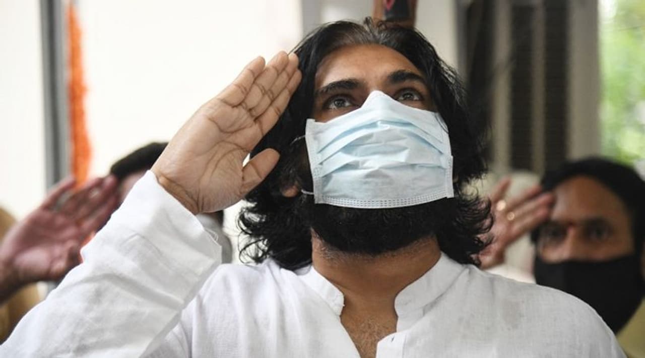 <p>యాంగ్రీ యంగ్ మ్యాన్ పవన్ కళ్యాణ్ ఈ మధ్యకాలంలో పెద్దగా రాజకీయ చిత్రపటంపై కనిపించడంలేదు. ఆయన బాహ్య ప్రపంచానికి దూరంగా ఉంటూ వస్తున్నారు. ఈ మధ్యకాలంలో ఆయన నితిన్ పెళ్లి సందర్భంగా బయట కనిపిస్తే మరల మొన్న స్వతంత్ర దినోత్సవ వేడుకలకు హాజరయ్యారు. </p> <p>యాంగ్రీ యంగ్ మ్యాన్ పవన్ కళ్యాణ్ ఈ మధ్యకాలంలో పెద్దగా రాజకీయ చిత్రపటంపై కనిపించడంలేదు. ఆయన బాహ్య ప్రపంచానికి దూరంగా ఉంటూ వస్తున్నారు. ఈ మధ్యకాలంలో ఆయన నితిన్ పెళ్లి సందర్భంగా బయట కనిపిస్తే మరల మొన్న స్వతంత్ర దినోత్సవ వేడుకలకు హాజరయ్యారు. </p>