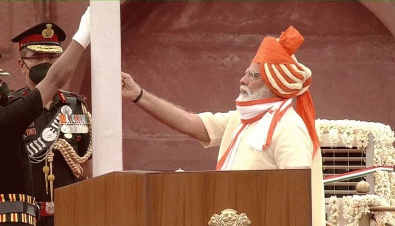 <p>ಪ್ರಧಾನ ಮಂತ್ರಿಯಾಗಿ ನರೇಂದ್ರ ಮೋದಿ ಸತತ ಏಳನೇ ಬಾರಿ ಕೆಂಪು ಕೋಟೆಯಲ್ಲಿ ಧ್ವಜಾರೋಹಣ ನೆರವೇರಿಸಿದ್ದಾರೆ. ಈ ಮೂಲಕ ಐತಿಹಾಸಿಕ ಸ್ಮಾರಕ ರೆಡ್ ಫೋರ್ಟ್ನಲ್ಲಿ 7 ಬಾರಿ ತ್ರಿವರ್ಣ ಧ್ವಜ ಹಾರಿಸಿದ ಮೊದಲ ಕಾಂಗ್ರೆಸ್ಸೇತರ ಪ್ರಧಾನ ಮಂತ್ರಿ ಎಂಬ ದಾಖಲೆ ಬರೆದಿದ್ದಾರೆ.</p> <p>ಪ್ರಧಾನ ಮಂತ್ರಿಯಾಗಿ ನರೇಂದ್ರ ಮೋದಿ ಸತತ ಏಳನೇ ಬಾರಿ ಕೆಂಪು ಕೋಟೆಯಲ್ಲಿ ಧ್ವಜಾರೋಹಣ ನೆರವೇರಿಸಿದ್ದಾರೆ. ಈ ಮೂಲಕ ಐತಿಹಾಸಿಕ ಸ್ಮಾರಕ ರೆಡ್ ಫೋರ್ಟ್ನಲ್ಲಿ 7 ಬಾರಿ ತ್ರಿವರ್ಣ ಧ್ವಜ ಹಾರಿಸಿದ ಮೊದಲ ಕಾಂಗ್ರೆಸ್ಸೇತರ ಪ್ರಧಾನ ಮಂತ್ರಿ ಎಂಬ ದಾಖಲೆ ಬರೆದಿದ್ದಾರೆ.</p>