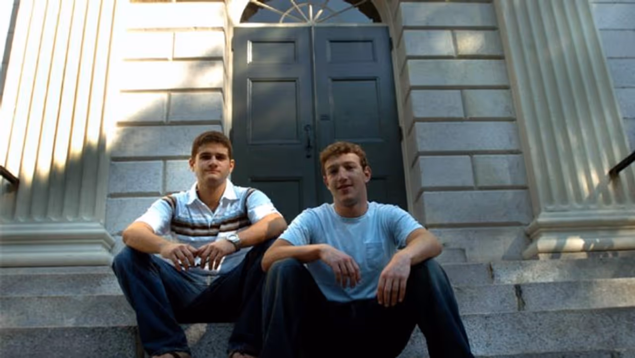 <p>ಫೇಸ್ಬುಕ್ ಸಂಸ್ಥಾಪಕ ಮಾರ್ಕ್ ಜುಕರ್ಬರ್ಗ್ ತನ್ನ ರೂಂ ಮೇಟ್ ಹಾಗೂ ಹಾರ್ವರ್ಡ್ನ ಗೆಳೆಯನೊಂದಿಗೆ ಸೇರಿ ಇದನ್ನು ನಿರ್ಮಿಸಿದ್ದರು. ಇದು 2004ರಲ್ಲಿ ಆರಂಭವಾಗಿತ್ತು. ಆರಂಭದಲ್ಲಿ ಕಾಲೇಜು ನೆಟ್ವರ್ಕಿಂಗ್ ರೂಪದಲ್ಲಿ ಶುರುವಾಗಿದ್ದ ಇದು, ಅಂದು 'ದ ಫೇಸ್ಬುಕ್' ಎಂಬ ಹೆಸರು ಪಡೆದಿತ್ತು.</p> <p>ಫೇಸ್ಬುಕ್ ಸಂಸ್ಥಾಪಕ ಮಾರ್ಕ್ ಜುಕರ್ಬರ್ಗ್ ತನ್ನ ರೂಂ ಮೇಟ್ ಹಾಗೂ ಹಾರ್ವರ್ಡ್ನ ಗೆಳೆಯನೊಂದಿಗೆ ಸೇರಿ ಇದನ್ನು ನಿರ್ಮಿಸಿದ್ದರು. ಇದು 2004ರಲ್ಲಿ ಆರಂಭವಾಗಿತ್ತು. ಆರಂಭದಲ್ಲಿ ಕಾಲೇಜು ನೆಟ್ವರ್ಕಿಂಗ್ ರೂಪದಲ್ಲಿ ಶುರುವಾಗಿದ್ದ ಇದು, ಅಂದು 'ದ ಫೇಸ್ಬುಕ್' ಎಂಬ ಹೆಸರು ಪಡೆದಿತ್ತು.</p>