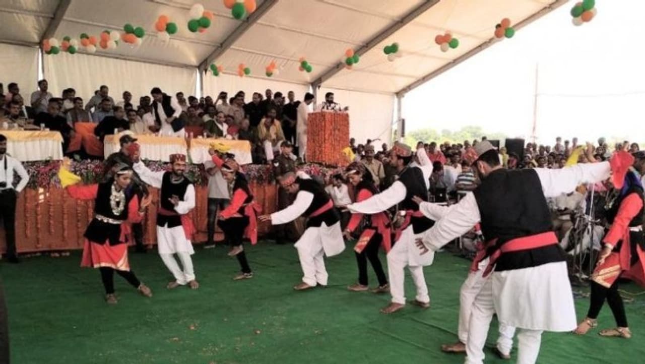 <p>ಈ ನಗರ ಹಿಮಾಚಲ ಪ್ರದೇಶದ ರಾಜಧಾನಿ ಶಿಮ್ಲಾದಿಂದ 30 ಕಿ, ಮೀ ದೂರದಲ್ಲಿರುವ ಠಿಯೋಗ್ ಆಗಿದೆ. ಇಲ್ಲಿ ಆಗಸ್ಟ್16ರಂದು ಸ್ವಾತಂತ್ರ್ಯ ದಿನ ಆಚರಿಸುತ್ತಾರೆ. ಈ ನಗರ ಎಲ್ಲಕ್ಕಿಂತ ಮೊದಲು ರಾಜರ ಆಡಳಿತ ದಿಂದ ಮುಕ್ತವಾಗಿತ್ತು. 1947ರ ಆಗಸ್ಟ್ 15 ರಂದು ಇಲ್ಲಿನ ರಾಜನಾಗಿದ್ದ ರಾಜಾ ಕರ್ಮಚಂದ್ ಜನರ ತೀವ್ರ ವಿರೋಧ ಎದುರಿಸಿದ್ದರು ಹಾಗೂ ತಮ್ಮ ಆಡಳಿತದಿಂದ ಕೆಳಗಿಳಿದಿದ್ದರು. ಬಳಿಕ ಇಲ್ಲಿ ಪ್ರಜಾಪ್ರಭುತ್ವ ಬಂದು, ಸೂರತ್ನ ರಾಜ್ ಪ್ರಕಾಶ್ ತನ್ನ ಎಂಟು ಮಂತ್ರಿಗಳೊಂದಿಗೆ ಪ್ರಮಾಣವಚನ ಸ್ವೀಕರಿಸಿದರು. ಅಂದದಿನಿಂದ ಇಂದಿನವರೆಗೂ ಇಲ್ಲಿ ಸ್ವಾತಂತ್ರ್ಯ ದಿನ, ಠಿಯೋಗ್ ಉತ್ಸವ್ಹಾಗೂ ಜಿಲ್ಲಾ ಮಟ್ಟದ ಉತ್ಸವ ಎಲ್ಲವೂ ಆಗಸ್ಟ್ 16ರಂದು ಆಚರಿಸಲಾಗುತ್ತಿದೆ.</p> <p>ಈ ನಗರ ಹಿಮಾಚಲ ಪ್ರದೇಶದ ರಾಜಧಾನಿ ಶಿಮ್ಲಾದಿಂದ 30 ಕಿ, ಮೀ ದೂರದಲ್ಲಿರುವ ಠಿಯೋಗ್ ಆಗಿದೆ. ಇಲ್ಲಿ ಆಗಸ್ಟ್16ರಂದು ಸ್ವಾತಂತ್ರ್ಯ ದಿನ ಆಚರಿಸುತ್ತಾರೆ. ಈ ನಗರ ಎಲ್ಲಕ್ಕಿಂತ ಮೊದಲು ರಾಜರ ಆಡಳಿತ ದಿಂದ ಮುಕ್ತವಾಗಿತ್ತು. 1947ರ ಆಗಸ್ಟ್ 15 ರಂದು ಇಲ್ಲಿನ ರಾಜನಾಗಿದ್ದ ರಾಜಾ ಕರ್ಮಚಂದ್ ಜನರ ತೀವ್ರ ವಿರೋಧ ಎದುರಿಸಿದ್ದರು ಹಾಗೂ ತಮ್ಮ ಆಡಳಿತದಿಂದ ಕೆಳಗಿಳಿದಿದ್ದರು. ಬಳಿಕ ಇಲ್ಲಿ ಪ್ರಜಾಪ್ರಭುತ್ವ ಬಂದು, ಸೂರತ್ನ ರಾಜ್ ಪ್ರಕಾಶ್ ತನ್ನ ಎಂಟು ಮಂತ್ರಿಗಳೊಂದಿಗೆ ಪ್ರಮಾಣವಚನ ಸ್ವೀಕರಿಸಿದರು. ಅಂದದಿನಿಂದ ಇಂದಿನವರೆಗೂ ಇಲ್ಲಿ ಸ್ವಾತಂತ್ರ್ಯ ದಿನ, ಠಿಯೋಗ್ ಉತ್ಸವ್ಹಾಗೂ ಜಿಲ್ಲಾ ಮಟ್ಟದ ಉತ್ಸವ ಎಲ್ಲವೂ ಆಗಸ್ಟ್ 16ರಂದು ಆಚರಿಸಲಾಗುತ್ತಿದೆ.</p>