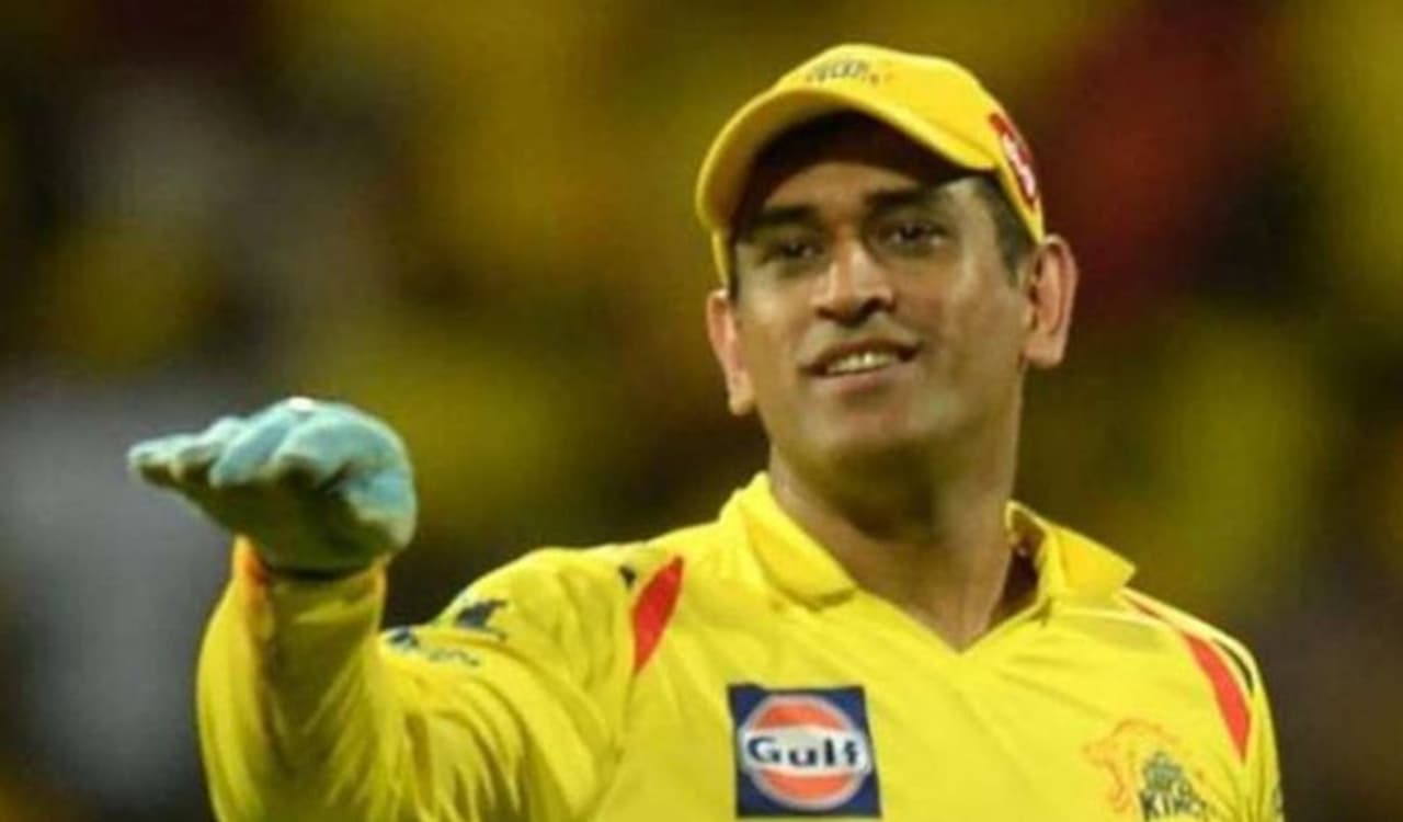 <p>2020 ఐపీఎల్కు రంగం సిద్ధమైంది. టైటిల్ ఫేవరెట్ చెన్నై సూపర్ కింగ్స్ కండిషనింగ్ క్యాంప్ నేటి నుంచి ఆరంభం. 2019 వరల్డ్కప్ సెమీఫైనల్స్ తర్వాత మళ్లీ బ్యాట్ పట్టని మహి, తిరిగి జాతీయ జట్టులోకి వస్తాడా? లేడా? అని విశ్లేషకులు అంచనాల్లో మునిగారు. 2020 టీ20 వరల్డ్కప్ వాయిదా పడటంతో మహి కెరీర్పై మళ్లీ చర్చ. ఇవేవీ పట్టని మహి కూల్గా చెన్నైకి చేరుకున్నాడు. </p> <p>2020 ఐపీఎల్కు రంగం సిద్ధమైంది. టైటిల్ ఫేవరెట్ చెన్నై సూపర్ కింగ్స్ కండిషనింగ్ క్యాంప్ నేటి నుంచి ఆరంభం. 2019 వరల్డ్కప్ సెమీఫైనల్స్ తర్వాత మళ్లీ బ్యాట్ పట్టని మహి, తిరిగి జాతీయ జట్టులోకి వస్తాడా? లేడా? అని విశ్లేషకులు అంచనాల్లో మునిగారు. 2020 టీ20 వరల్డ్కప్ వాయిదా పడటంతో మహి కెరీర్పై మళ్లీ చర్చ. ఇవేవీ పట్టని మహి కూల్గా చెన్నైకి చేరుకున్నాడు. </p>