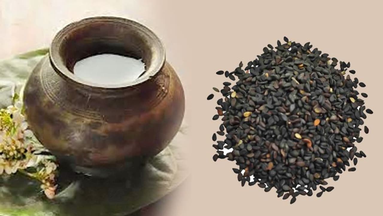 <p><strong>ಕೆಲಸದ ಅಡ್ಡಿ ನಿವಾರಣೆ:</strong> ಮಾಡುವ ಕೆಲಸಲ್ಲಿ ಅಡಚಣೆ ಇದ್ದರೆ ತಂಬಿಗೆಯಲ್ಲಿ ನೀರು ತುಂಬಿಸಿ ಅದಕ್ಕೆ ಎಳ್ಳು ಹಾಕಿ ಶಿವಲಿಂಗಕ್ಕೆ ಅರ್ಪಿಸಬೇಕು. ಅಭಿಷೇಕದ ಸಂದರ್ಭ ಮಂತ್ರ ಜಪಿಸಿ, ಅರ್ಪಿಸಿದ ನಂತರ ಹೂ ಮತ್ತು &nbsp;ಬಿಲ್ವಪತ್ರೆ ಅರ್ಪಿಸಿ. ಇದರಿಂದ ಉತ್ತಮ ಫಲಿತಾಂಶ ಸಿಗುತ್ತದೆ.</p>