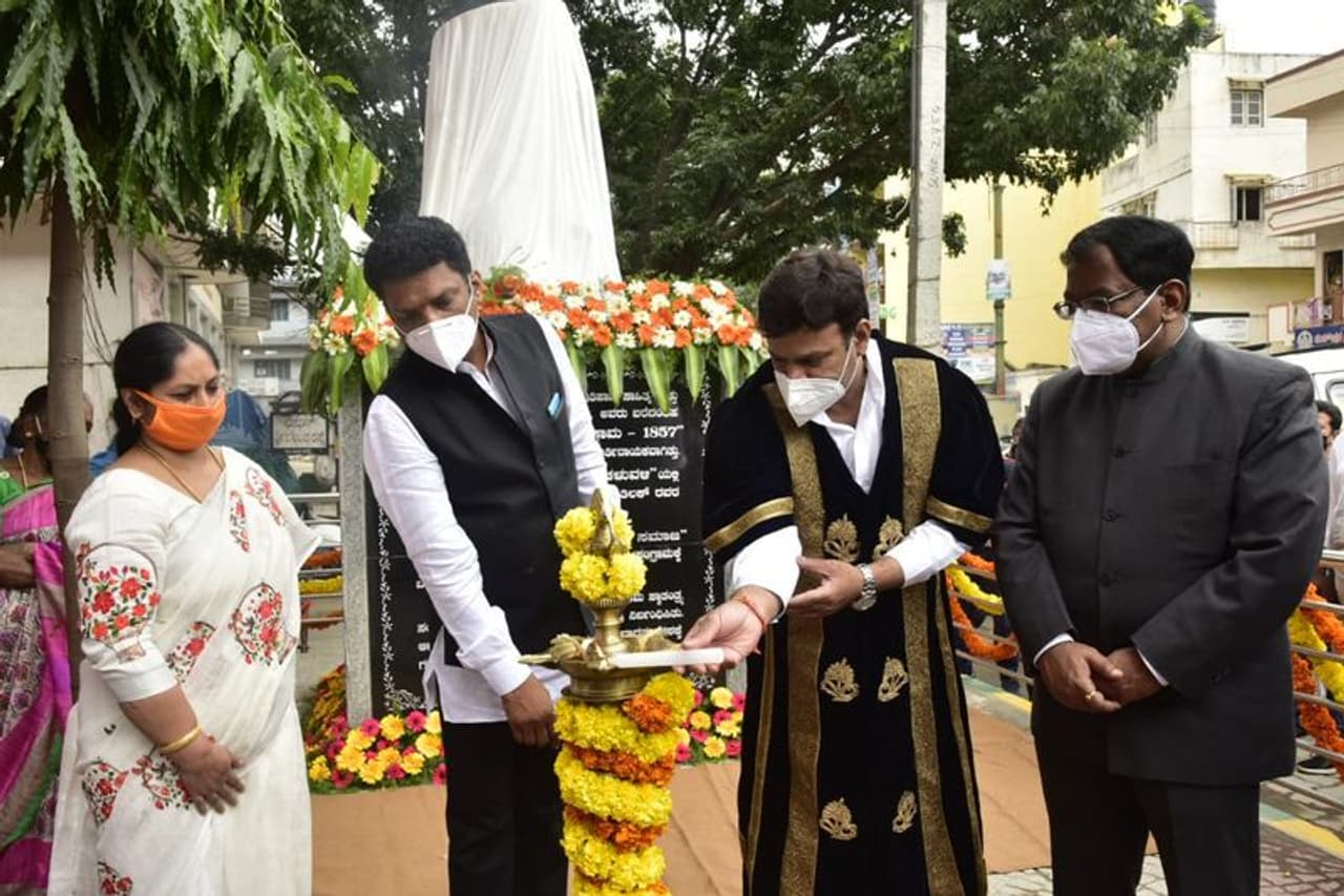 <p>ಬಿಬಿಎಂಪಿ ವತಿಯಿಂದ ಯಡಿಯೂರು ವಾರ್ಡ್‌ನ ವಾಣಿಜ್ಯ ಸಂಕೀರ್ಣದ ಎದುರು ನಿರ್ಮಿಸಲಾದ ಸಾವರ್ಕರ್‌ ಅವರ 5.5 ಅಡಿ ಎತ್ತರದ ಕಂಚಿನ ಪುತ್ಥಳಿಯನ್ನು ಶನಿವಾರ ಅನಾವರಣಗೊಳಿಸಿ ಮಾತನಾಡಿದ ಅವರು, ದೇಶದ ಸ್ವಾತಂತ್ರ್ಯಕ್ಕಾಗಿ ಮಂಗಲ್‌ಪಾಂಡೆ ಸೇರಿದಂತೆ ಹಲವು ಹೋರಾಟಗಾರರು ಬಲಿದಾನ ಮಾಡಿದ್ದಾರೆ. ಈ ಮಹಾನ್‌ ವ್ಯಕ್ತಿಯ ಇತಿಹಾಸ ತಿಳಿದರೆ ಎಂಥಹ ಅಪ್ರತಿಮ ಹೋರಾಟಗಾರ ಎಂಬುದು ಅರಿವಿಗೆ ಬರುತ್ತದೆ. ಪಾಲಿಕೆ 198 ವಾರ್ಡ್‌ ಗಳ ಪೈಕಿ ಪ್ರಥಮವಾಗಿ ಯಡಿಯೂರು ವಾರ್ಡ್‌ ನಲ್ಲಿ ವೀರ ಸಾವರ್ಕರ ಪುತ್ಥಳಿ ಅನಾವರಣವಾಗುತ್ತಿರುವುದು ಸಂತಸ ತಂದಿದೆ ಎಂದರು.</p>