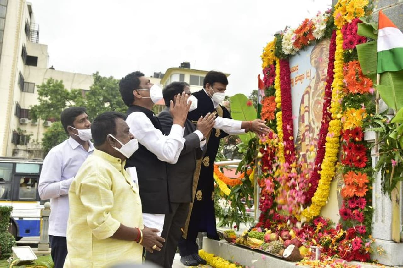 <p>ರಾಜಕೀಯ ಪಕ್ಷಗಳು, ಸಂಗೊಳ್ಳಿ ರಾಯಣ್ಣನ ಹೆಸರಿನ ಸಂಘಟನೆಗಳು, ಮಹಾಸಭಾಗಳ ವತಿಯಿಂದ ನಗರದ ಹಲವಡೆ ಕ್ರಾಂತಿವೀರ ಸಂಗೊಳ್ಳಿ ರಾಯಣ್ಣನ ಜನ್ಮದಿನವನ್ನು ಸಂಭ್ರಮದಿಂದ ಆಚರಿಸಲಾಯಿತು.</p> <p>ರಾಜಕೀಯ ಪಕ್ಷಗಳು, ಸಂಗೊಳ್ಳಿ ರಾಯಣ್ಣನ ಹೆಸರಿನ ಸಂಘಟನೆಗಳು, ಮಹಾಸಭಾಗಳ ವತಿಯಿಂದ ನಗರದ ಹಲವಡೆ ಕ್ರಾಂತಿವೀರ ಸಂಗೊಳ್ಳಿ ರಾಯಣ್ಣನ ಜನ್ಮದಿನವನ್ನು ಸಂಭ್ರಮದಿಂದ ಆಚರಿಸಲಾಯಿತು.</p>