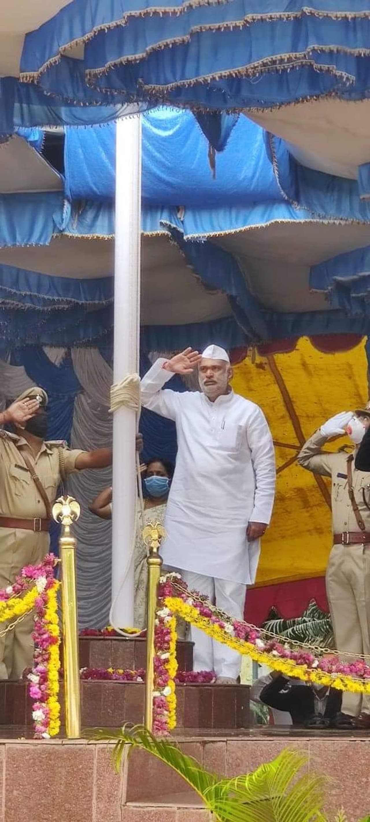 <p>ನಗರದ ಪೊಲೀಸ್ ಪರೇಡ್ ಮೈದಾನದಲ್ಲಿ ಸ್ವಾತಂತ್ರ್ಯ ದಿನಾಚರಣೆ ಅಂಗವಾಗಿ ಧ್ವಜಾರೋಹಣ ನೆರವೇರಿಸಿದ ಶಿವರಾಮ ಹೆಬ್ಬಾರ </p> <p>ನಗರದ ಪೊಲೀಸ್ ಪರೇಡ್ ಮೈದಾನದಲ್ಲಿ ಸ್ವಾತಂತ್ರ್ಯ ದಿನಾಚರಣೆ ಅಂಗವಾಗಿ ಧ್ವಜಾರೋಹಣ ನೆರವೇರಿಸಿದ ಶಿವರಾಮ ಹೆಬ್ಬಾರ </p>