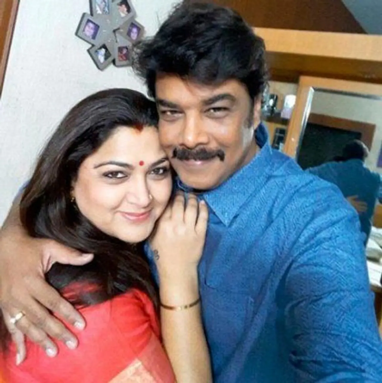 <p>இந்தியாவில் சினிமாவில் எந்த நடிகைக்கும் கிடைக்காத பெருமைக்கு சொந்தக்காரி குஷ்பு, அவருக்கு மட்டுமே தமிழக ரசிகர்கள் கோவில் கட்டினர். ஏராளமான ரசிகர் பட்டாளத்தை கொண்டவர் குஷ்பு. <br /> </p> <p>இந்தியாவில் சினிமாவில் எந்த நடிகைக்கும் கிடைக்காத பெருமைக்கு சொந்தக்காரி குஷ்பு, அவருக்கு மட்டுமே தமிழக ரசிகர்கள் கோவில் கட்டினர். ஏராளமான ரசிகர் பட்டாளத்தை கொண்டவர் குஷ்பு. <br /> </p>