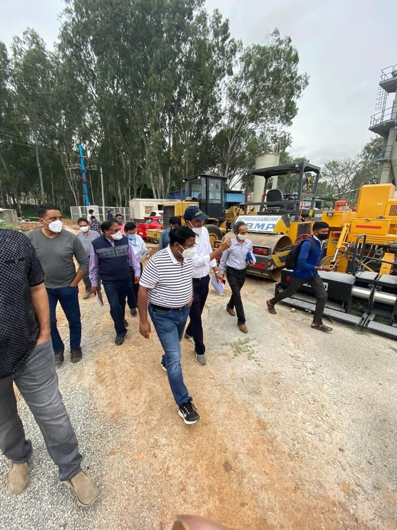 <p>ನಗರದ ಕಣ್ಣೂರು ಬಳಿ ನಿರ್ಮಿಸಲಾದ ಡಾಂಬರು ಮಿಶ್ರಣ ಘಟಕಕ್ಕೆ ಭಾನುವಾರ ಭೇಟಿ ನೀಡಿ ಪರಿಶೀಲಿಸಿದ ನಂತರ ಸುದ್ದಿಗಾರರ ಜೊತೆ ಮಾತನಾಡಿದ ಬಿಬಿಎಂಪಿ ಆಯುಕ್ತ ಎನ್.ಮಂಜುನಾಥ ಪ್ರಸಾದ್, ಪಾಲಿಕೆಯಿಂದ 4.5 ಎಕರೆ ಜಾಗದಲ್ಲಿ, ಸುಮಾರು 7.5 ಕೋಟಿ ರು. ವೆಚ್ಚದಲ್ಲಿ ಡಾಂಬರು ಮಿಶ್ರಣ ಘಟಕ (ಹಾಟ್ ಮಿಕ್ಸ್ ಪ್ಲಾಂಟ್) ಸ್ಥಾಪಿಸಲಾಗಿದೆ. ಮಿಶ್ರಿತ ಡಾಂಬರ್, ರೋಲರ್ ಹಾಗೂ ಸಿಬ್ಬಂದಿ ಲಭ್ಯವಿದ್ದು, 15 ದಿನದಲ್ಲಿ ನಗರದ ಎಲ್ಲ ರಸ್ತೆಗಳನ್ನು ಗುಂಡಿ ಮುಕ್ತಗೊಳಿಸಲು ಅಧಿಕಾರಿಗಳಿಗೆ ಸೂಚನೆ ನೀಡಲಾಗಿದೆ ಎಂದು ತಿಳಿಸಿದರು.</p> <p>ನಗರದ ಕಣ್ಣೂರು ಬಳಿ ನಿರ್ಮಿಸಲಾದ ಡಾಂಬರು ಮಿಶ್ರಣ ಘಟಕಕ್ಕೆ ಭಾನುವಾರ ಭೇಟಿ ನೀಡಿ ಪರಿಶೀಲಿಸಿದ ನಂತರ ಸುದ್ದಿಗಾರರ ಜೊತೆ ಮಾತನಾಡಿದ ಬಿಬಿಎಂಪಿ ಆಯುಕ್ತ ಎನ್.ಮಂಜುನಾಥ ಪ್ರಸಾದ್, ಪಾಲಿಕೆಯಿಂದ 4.5 ಎಕರೆ ಜಾಗದಲ್ಲಿ, ಸುಮಾರು 7.5 ಕೋಟಿ ರು. ವೆಚ್ಚದಲ್ಲಿ ಡಾಂಬರು ಮಿಶ್ರಣ ಘಟಕ (ಹಾಟ್ ಮಿಕ್ಸ್ ಪ್ಲಾಂಟ್) ಸ್ಥಾಪಿಸಲಾಗಿದೆ. ಮಿಶ್ರಿತ ಡಾಂಬರ್, ರೋಲರ್ ಹಾಗೂ ಸಿಬ್ಬಂದಿ ಲಭ್ಯವಿದ್ದು, 15 ದಿನದಲ್ಲಿ ನಗರದ ಎಲ್ಲ ರಸ್ತೆಗಳನ್ನು ಗುಂಡಿ ಮುಕ್ತಗೊಳಿಸಲು ಅಧಿಕಾರಿಗಳಿಗೆ ಸೂಚನೆ ನೀಡಲಾಗಿದೆ ಎಂದು ತಿಳಿಸಿದರು.</p>