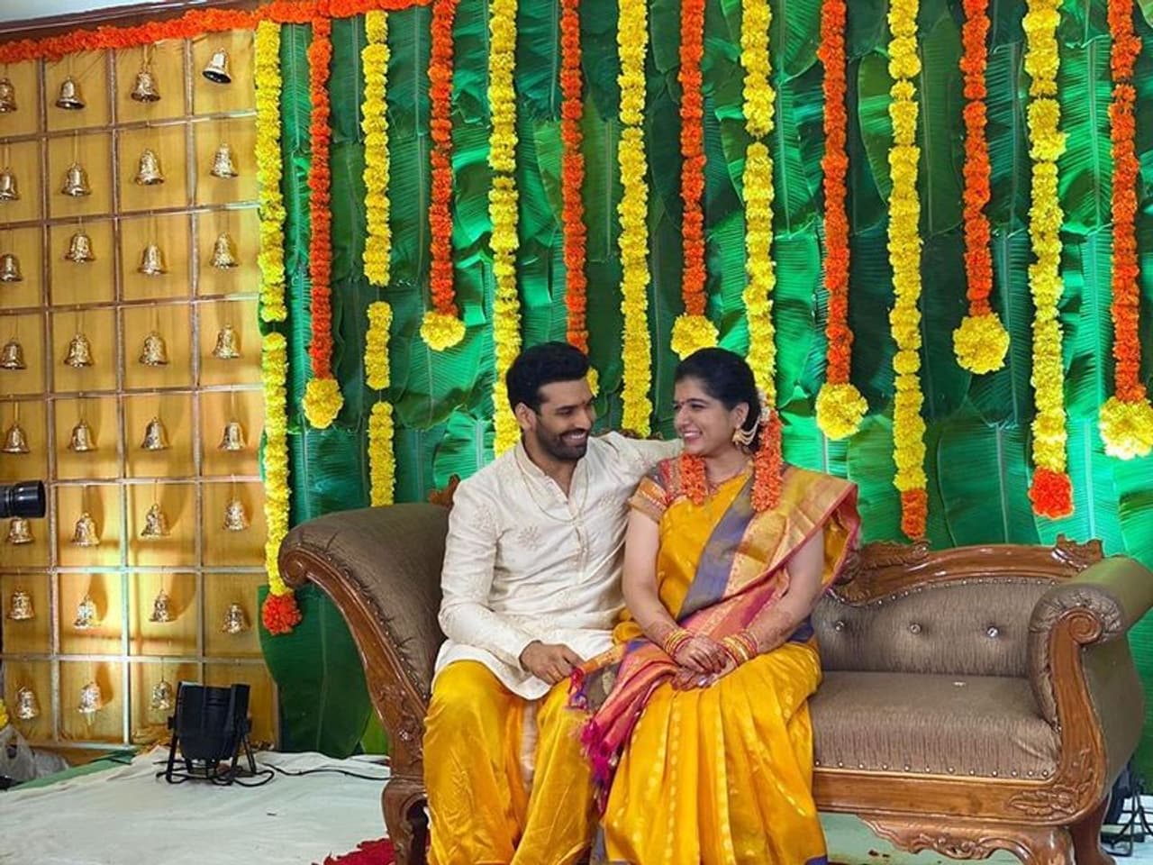 <p style="text align: justify;">ప్రముఖ గేయ రచయిత సిరివెన్నెల సీతారామ శాస్త్రి తనయుడు రాజా చెంబోలు నిశ్చితార్థం కుటుంబ సభ్యులు అత్యంత సన్నిహితుల నడుమ జరిగింది. ఆదివారం జరిగిన ఈ వేడుకకు సంబంధించిన ఫోటోలను తన ఇన్స్టాగ్రామ్ పేజ్ ద్వారా అభిమానులతో పంచుకున్నాడు రాజా.</p> <p style="text align: justify;">ప్రముఖ గేయ రచయిత సిరివెన్నెల సీతారామ శాస్త్రి తనయుడు రాజా చెంబోలు నిశ్చితార్థం కుటుంబ సభ్యులు అత్యంత సన్నిహితుల నడుమ జరిగింది. ఆదివారం జరిగిన ఈ వేడుకకు సంబంధించిన ఫోటోలను తన ఇన్స్టాగ్రామ్ పేజ్ ద్వారా అభిమానులతో పంచుకున్నాడు రాజా.</p>