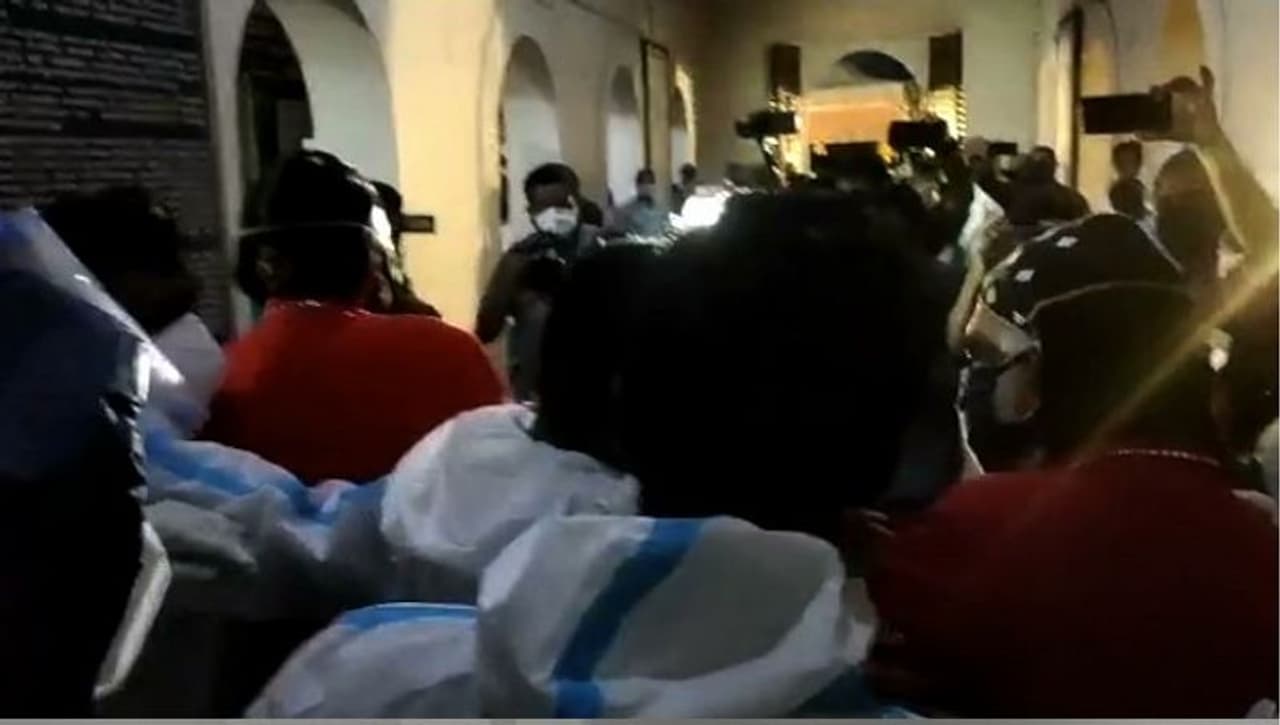 <p>പള്ളി ഭരണം ഏറ്റെടുത്ത് ഇന്ന് റിപ്പോർട്ട് കൈമാറാന് എറണാകുളം ജില്ലാ കളക്ടർക്ക് ഡിവിഷൻ ബഞ്ച് നിർദ്ദേശം നൽകിയിരുന്നു. കോടതി തുറക്കാന് മണിക്കൂറുകള് ബാക്കി നില്ക്കേയായിരുന്നു ജില്ലാ ഭരണകൂടത്തിന്റെ നടപടി. സബ് കളക്ടർ സ്നേഹിൽ കുമാർ സിംഗിനായിരുന്നു പള്ളിയേറ്റെടുക്കേണ്ട ചുമതല. ഇന്നലെ അര്ദ്ധരാത്രിയില് തന്നെ ചോറ്റാനിക്കര മുതലുള്ള പ്രദേശത്തെ റോഡുകൾ പൊലീസ് അടച്ചിരുന്നു. </p> <p>പള്ളി ഭരണം ഏറ്റെടുത്ത് ഇന്ന് റിപ്പോർട്ട് കൈമാറാന് എറണാകുളം ജില്ലാ കളക്ടർക്ക് ഡിവിഷൻ ബഞ്ച് നിർദ്ദേശം നൽകിയിരുന്നു. കോടതി തുറക്കാന് മണിക്കൂറുകള് ബാക്കി നില്ക്കേയായിരുന്നു ജില്ലാ ഭരണകൂടത്തിന്റെ നടപടി. സബ് കളക്ടർ സ്നേഹിൽ കുമാർ സിംഗിനായിരുന്നു പള്ളിയേറ്റെടുക്കേണ്ട ചുമതല. ഇന്നലെ അര്ദ്ധരാത്രിയില് തന്നെ ചോറ്റാനിക്കര മുതലുള്ള പ്രദേശത്തെ റോഡുകൾ പൊലീസ് അടച്ചിരുന്നു. </p>