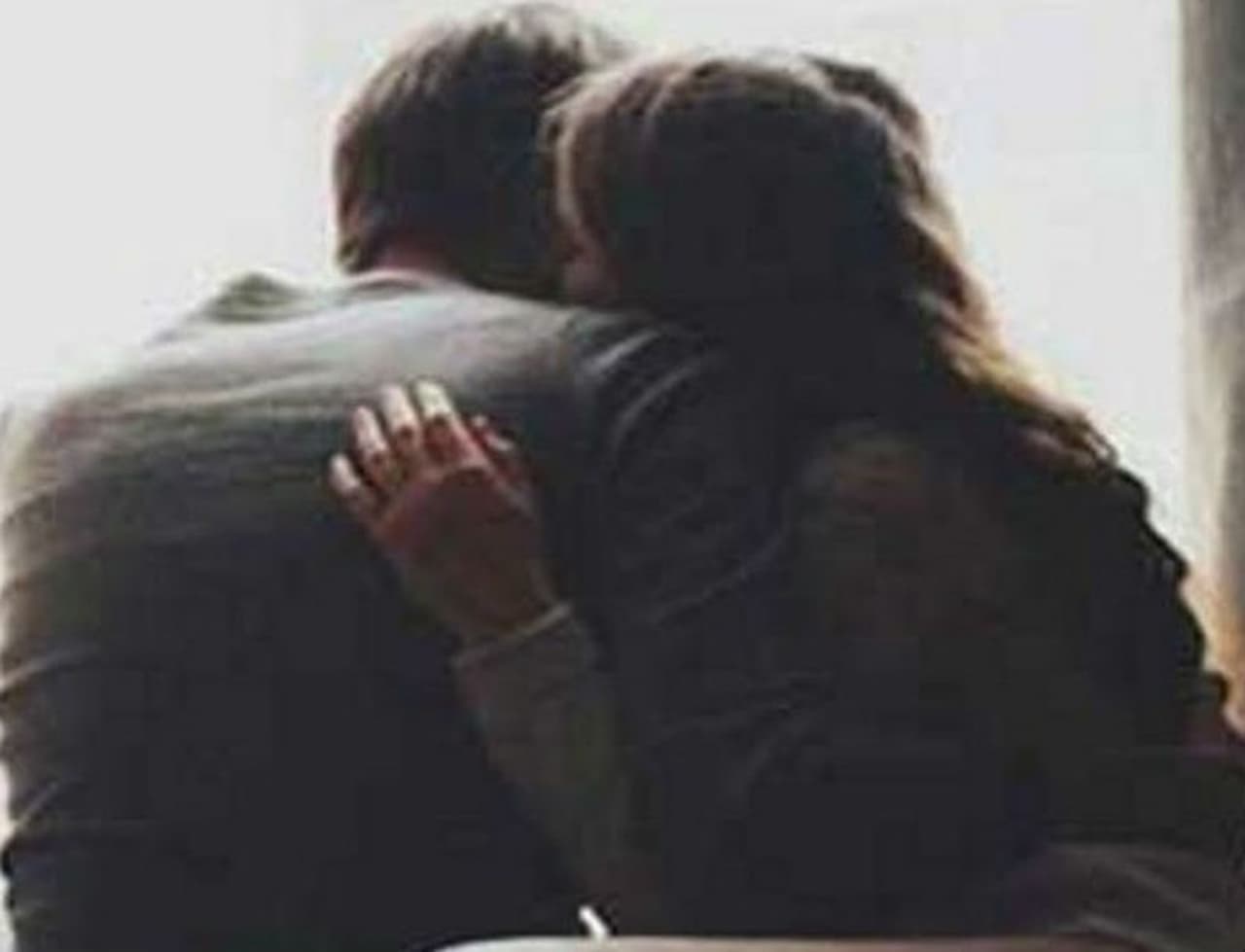 <p><br /><br />ప్రేమ గుడ్డిదని... ఆ ప్రేమలో మునిగి తేలుతున్న వారికి ప్రపంచం తెలీదని చాలా మంది చెబుతుంటారు. తాజాగా ఓ బ్యాంక్ మేనేజర్ అది నిజమని నిరూపించాడు. ఓ యువతి ప్రేమలో పడిన ఆ బ్యాంక్ మేనేజర్ ఏం చేస్తున్నాడో కూడా తెలియకుండా ప్రవర్తించాడు. </p> <p><br /><br />ప్రేమ గుడ్డిదని... ఆ ప్రేమలో మునిగి తేలుతున్న వారికి ప్రపంచం తెలీదని చాలా మంది చెబుతుంటారు. తాజాగా ఓ బ్యాంక్ మేనేజర్ అది నిజమని నిరూపించాడు. ఓ యువతి ప్రేమలో పడిన ఆ బ్యాంక్ మేనేజర్ ఏం చేస్తున్నాడో కూడా తెలియకుండా ప్రవర్తించాడు. </p>