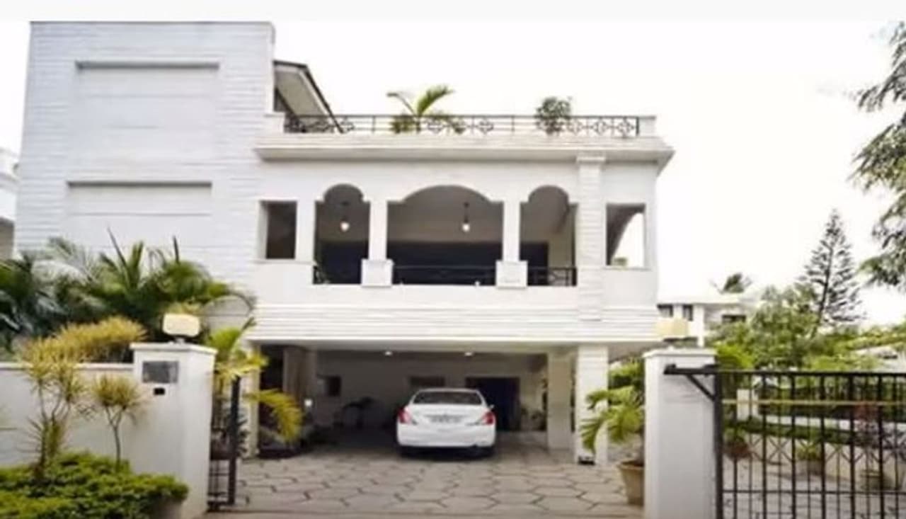 <p>வெள்ளை நிற பெயிண்ட் செய்யப்பட்டு பிரமாண்டமாக இருக்கும் இது தான் ராகவா லாரன்ஸ் வீடு&nbsp;</p>