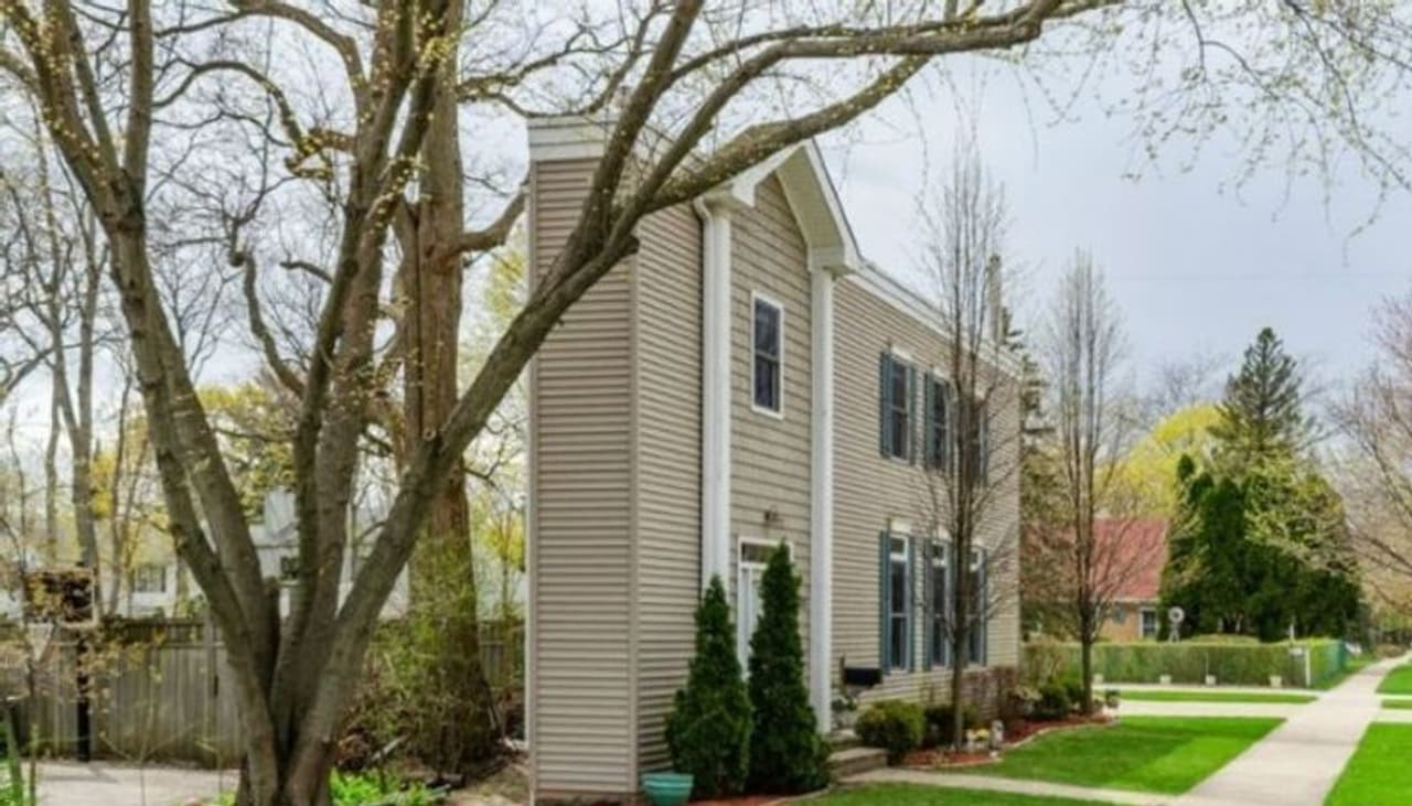 <p>&nbsp;</p><p>കണ്ണുകളെ സംശയിക്കേണ്ട. ഇത്രയും വീതിയേ ഈ വീടിന്റെ ഒരു വശത്തിനുള്ളൂ. മൂന്നടി വീതിയില്‍ ഒരു വീട്. പക്ഷേ എല്ലായിടത്തും ഇങ്ങനെയല്ല. അങ്ങേ വശത്ത് ഏതാണ്ട് ഇരുപതടിയോളം വീതി വരുന്നുണ്ട്. എങ്കിലും ഇത്രയും വീതി കുറഞ്ഞ ഒരു വീടോ എന്ന് അല്‍പം അതിശയം വരാതിരിക്കില്ലെന്നത് സത്യം.<br />&nbsp;</p><p>&nbsp;</p>