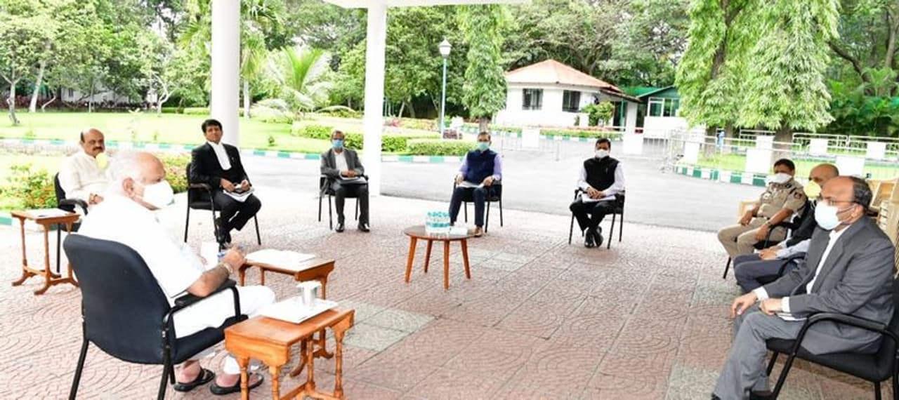 <p>ಬೆಂಗಳೂರಿನ ಡಿ.ಜೆ.ಹಳ್ಳಿ, ಕಾವಲಭೈರಸಂದ್ರ ಗಲಭೆ ಪ್ರಕರಣಕ್ಕೆ ಸಂಬಂಧಿಸಿದಂತೆ ಮುಖ್ಯಮಂತ್ರಿ ಬಿಎಸ್ ಯಡಿಯೂರಪ್ಪನವರ ಅಧ್ಯಕ್ಷತೆಯಲ್ಲಿ ಇಂದು (ಸೋಮವಾರ) ಮಹತ್ವದ ಸಭೆ ನಡೆಯಿತು. ಸಭೆಯಲ್ಲಿ ತೆಗೆದುಕೊಳ್ಳಲಾದ ಪ್ರಮುಖ ತೀರ್ಮಾನಗಳು ಈ ಮುಂದಿನಂತಿವೆ.</p> <p>ಬೆಂಗಳೂರಿನ ಡಿ.ಜೆ.ಹಳ್ಳಿ, ಕಾವಲಭೈರಸಂದ್ರ ಗಲಭೆ ಪ್ರಕರಣಕ್ಕೆ ಸಂಬಂಧಿಸಿದಂತೆ ಮುಖ್ಯಮಂತ್ರಿ ಬಿಎಸ್ ಯಡಿಯೂರಪ್ಪನವರ ಅಧ್ಯಕ್ಷತೆಯಲ್ಲಿ ಇಂದು (ಸೋಮವಾರ) ಮಹತ್ವದ ಸಭೆ ನಡೆಯಿತು. ಸಭೆಯಲ್ಲಿ ತೆಗೆದುಕೊಳ್ಳಲಾದ ಪ್ರಮುಖ ತೀರ್ಮಾನಗಳು ಈ ಮುಂದಿನಂತಿವೆ.</p>