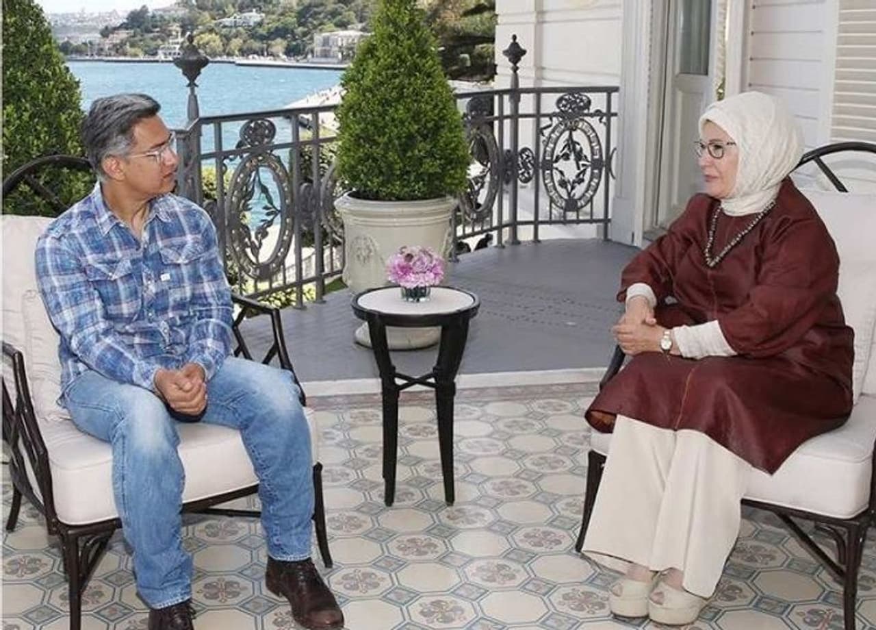 <p>ಟರ್ಕಿ ಫಸ್ಟ್ ಲೇಡಿಯ ಜೊತೆ ಲಗಾನ್ ನಟ ಕುಳಿತಿರುವ ಫೋಟೋ ಸೋಷಿಯಲ್ ಮೀಡಿಯಾದಲ್ಲಿ ವೈರಲ್ ಆಗುತ್ತಿದೆ.</p>