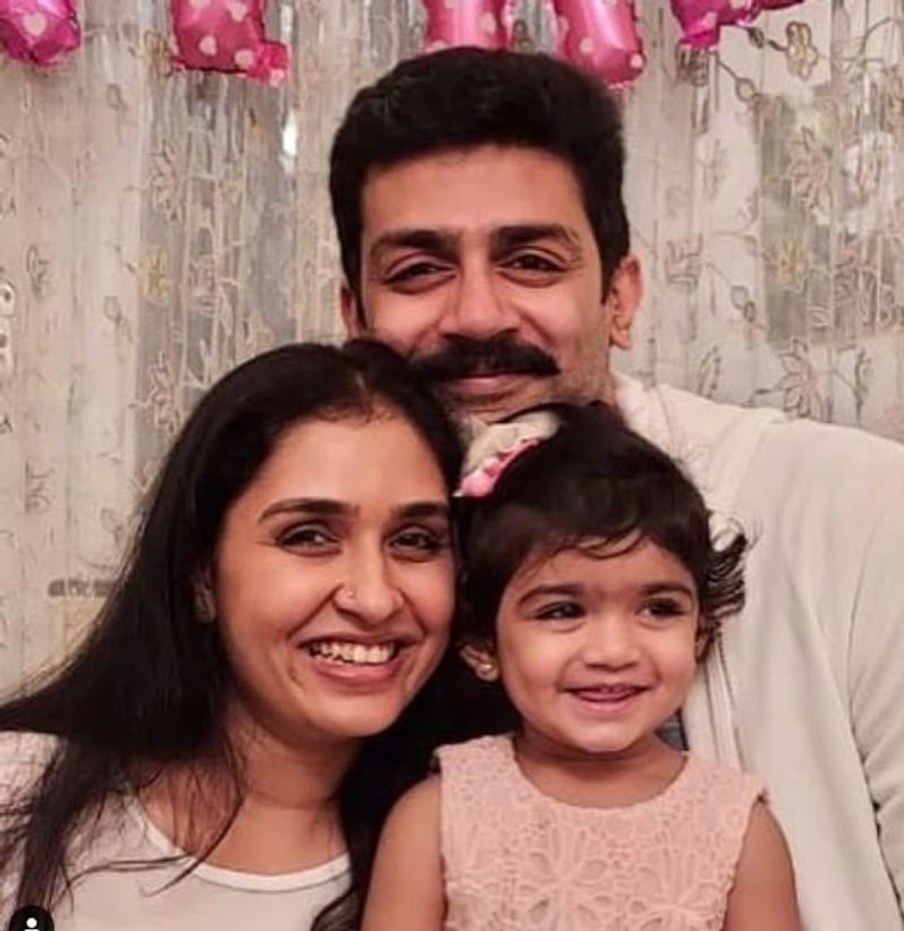 <p>ನಟಿ ಅನು ಪ್ರಭಾಕರ್‌ ಹಾಗೂ ನಟ ರಘು ಮುಖರ್ಜಿ ಪುತ್ರಿ.</p>