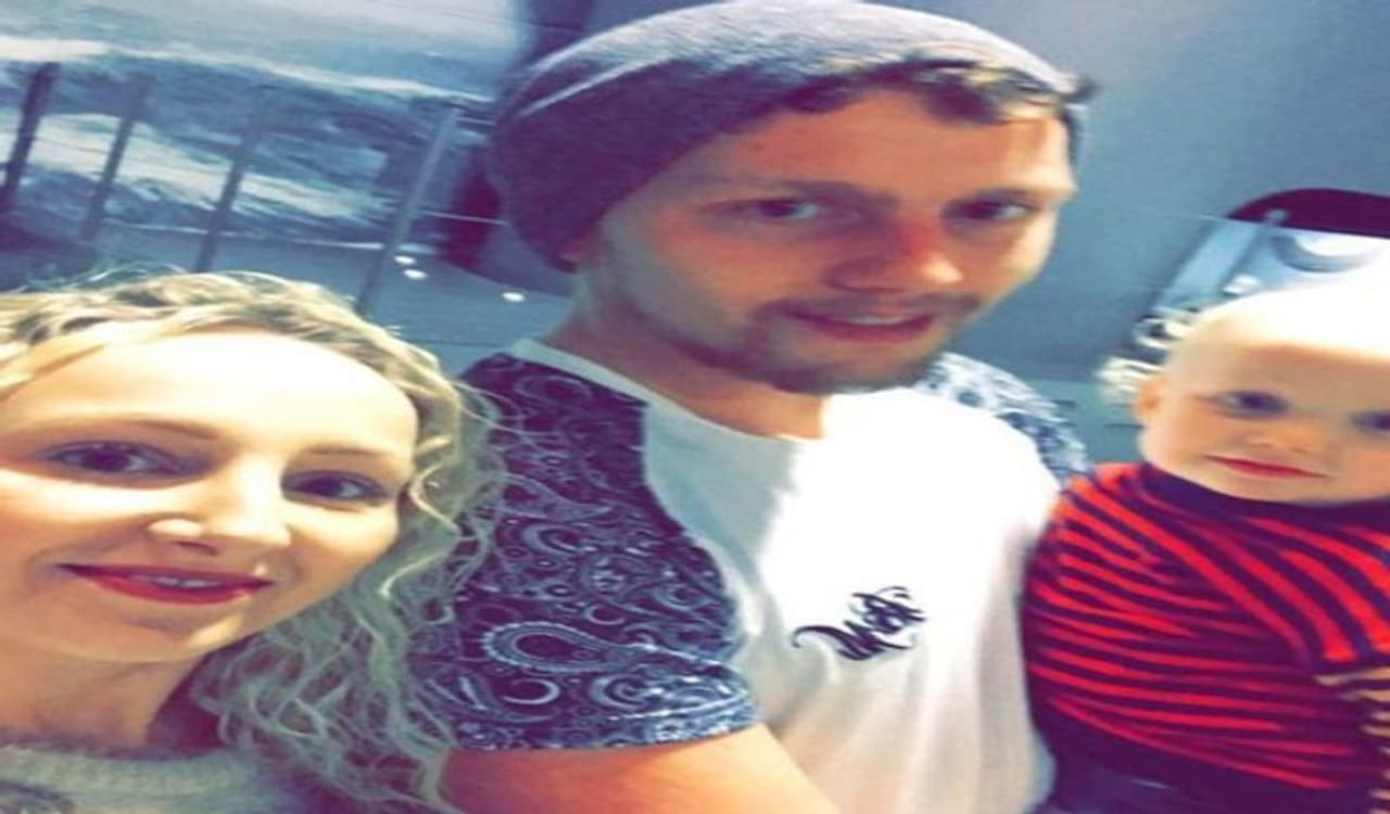 <p>ಒಂದು ಮಗುವಿನ ತಾಯಿ ಎಲಿಸ್ ಮಾರ್ಟಿನ್ ತನ್ನ ಸೋಶಿಯಲ್ ಮಿಡಿಯಾದಲ್ಲಿ ಪೋಸ್ಟ್ ಒಂದನ್ನು ಮಾಡುತ್ತಾ ಕೊನೆಗೂ ತನ್ನ ಮನೆಯಲ್ಲಿ ಯಾಕೆ ತನಗೆ ವಿಚಿತ್ರ ಅನುಭವವಾಗುತ್ತದೆ ಎಂದು ತಿಳಿಯಿತು ಎಂದು ಬರೆದಿದ್ದಾರೆ. ತಮ್ಮ ಮಾತನ್ನು ಸ್ಪಷ್ಟಪಡಿಸಲು ಅವರು ಒಂದು ಪೋಟೋವನ್ನೂ ಶೇರ್ ಮಾಡಿಕೊಂಡಿದ್ದಾರೆ.</p> <p>ಒಂದು ಮಗುವಿನ ತಾಯಿ ಎಲಿಸ್ ಮಾರ್ಟಿನ್ ತನ್ನ ಸೋಶಿಯಲ್ ಮಿಡಿಯಾದಲ್ಲಿ ಪೋಸ್ಟ್ ಒಂದನ್ನು ಮಾಡುತ್ತಾ ಕೊನೆಗೂ ತನ್ನ ಮನೆಯಲ್ಲಿ ಯಾಕೆ ತನಗೆ ವಿಚಿತ್ರ ಅನುಭವವಾಗುತ್ತದೆ ಎಂದು ತಿಳಿಯಿತು ಎಂದು ಬರೆದಿದ್ದಾರೆ. ತಮ್ಮ ಮಾತನ್ನು ಸ್ಪಷ್ಟಪಡಿಸಲು ಅವರು ಒಂದು ಪೋಟೋವನ್ನೂ ಶೇರ್ ಮಾಡಿಕೊಂಡಿದ್ದಾರೆ.</p>