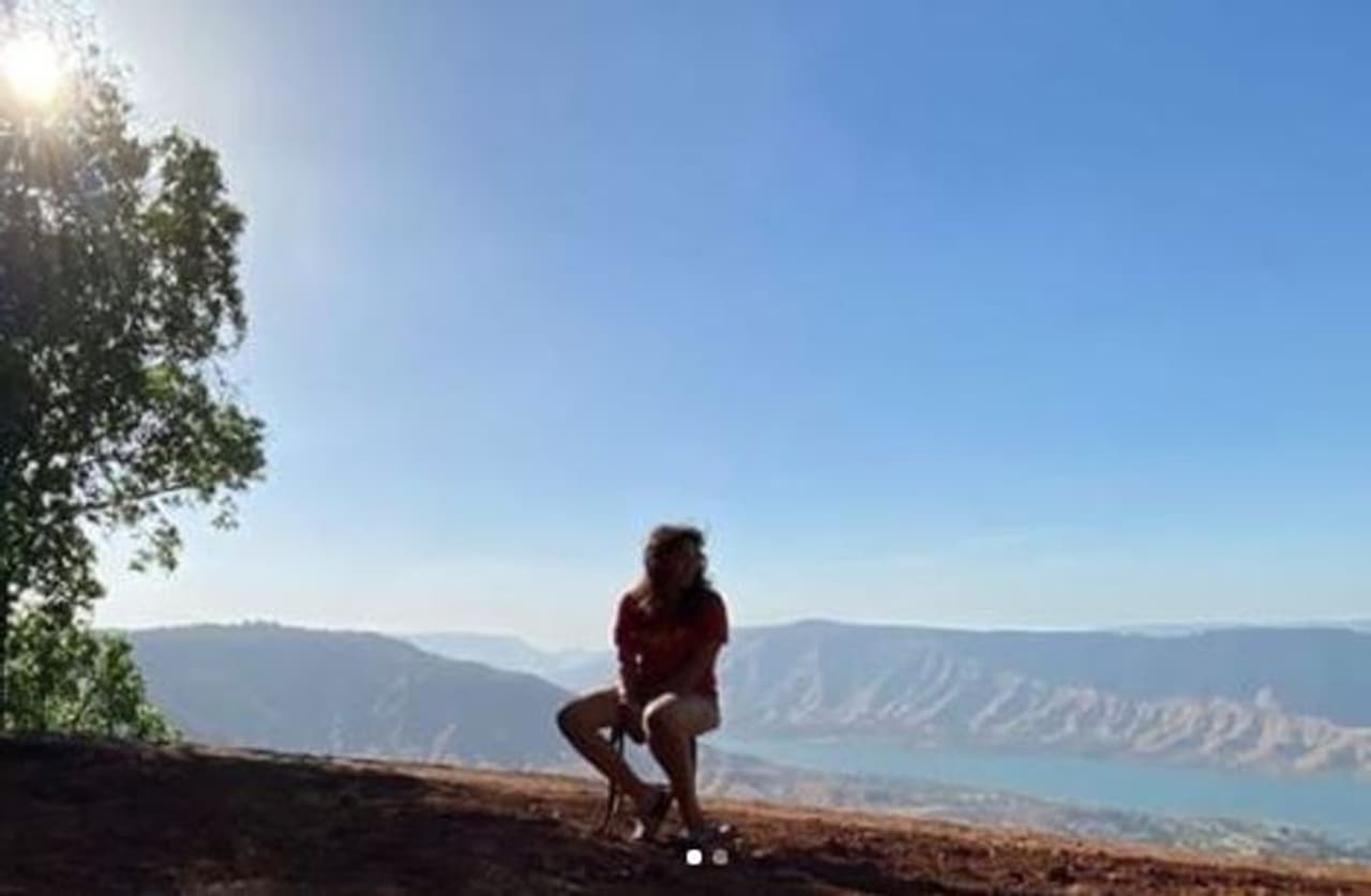 <p>அழகிய இடத்தில் தன்னந்தனியாய் நின்று போஸ் கொடுக்கும் இரா கான் </p> <p>அழகிய இடத்தில் தன்னந்தனியாய் நின்று போஸ் கொடுக்கும் இரா கான் </p>