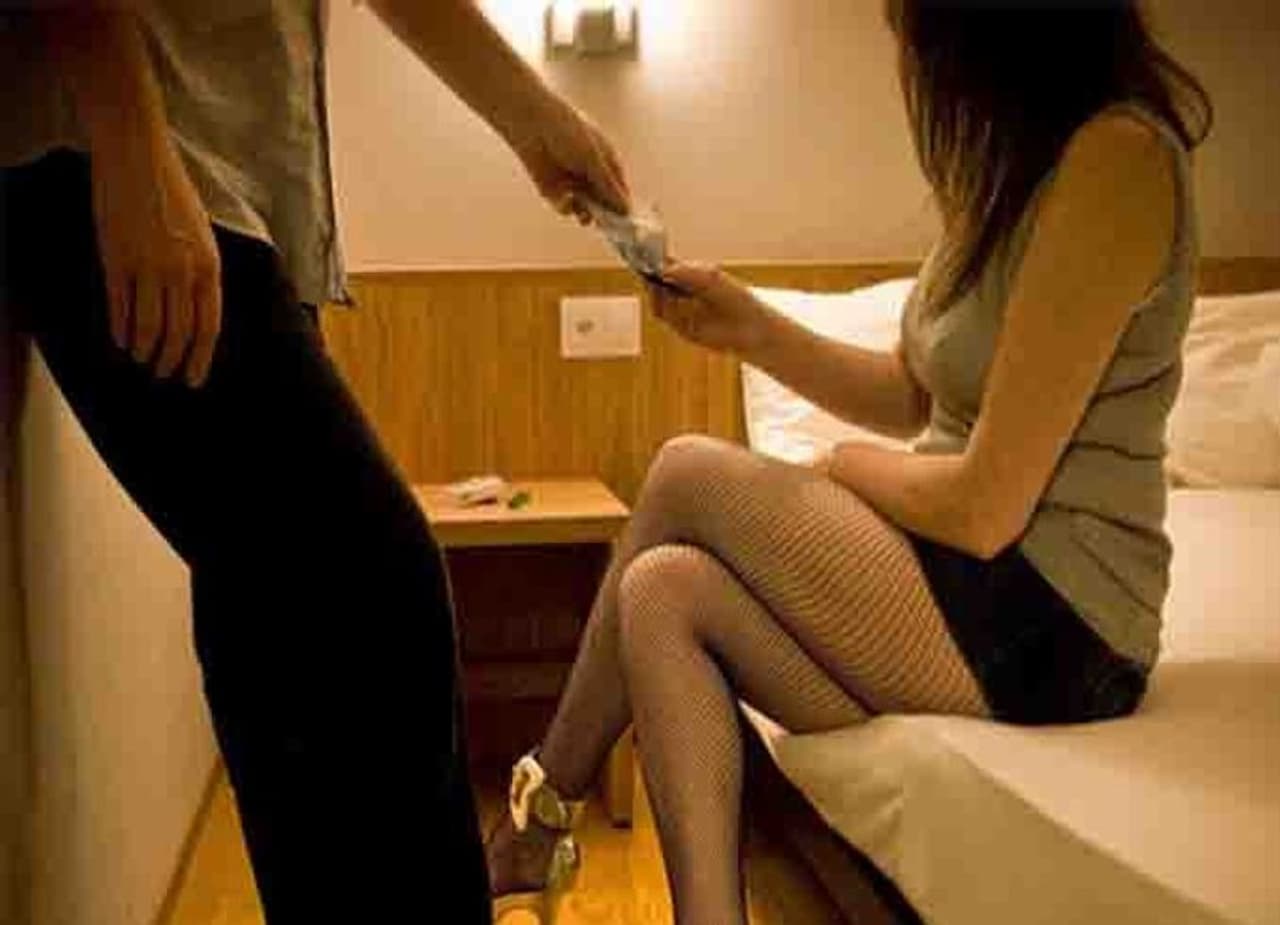 <p>ಮುಂಬೈ ಕ್ರೈಂ ಬ್ರಾಂಚ್ ಪೊಲೀಸರು ದಾಳಿ ನಡೆಸಿ ಸೆಕ್ಸ್ ರಾಕೆಟ್ ನಡೆಸುತ್ತಿದ್ದ ನಟಿಯನ್ನು ಬಂಧಿಸಿ ಮೂವರು ಕಿರುತೆರೆ ನಟಿಯರನ್ನು ಪಾರು ಮಾಡಿದ್ದಾರೆ.</p>