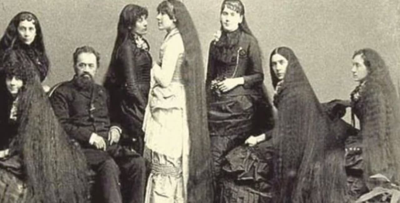 <p>സാറ, വിക്ടോറിയ, ഇസബെല്ല, ഗ്രേസ്, നവോമി, മേരി, ഡോറ ഇതാണ് അവരുടെ പേര്. കണങ്കാല് വരെ നീളമുള്ള, നമ്മുടെ ഭാഷയില് പറഞ്ഞാല്, നല്ല പനങ്കുല പോലെയുള്ള മുടിയായിരുന്നു ഈ സഹോദരിമാര്ക്ക്. 37 അടി നീളമുള്ള മുടി നിലത്തു കിടന്നിഴയുമായിരുന്നു. ഈ ഏഴ് സഹോദരിമാര്ക്കും കൂടി ഒരൊറ്റ സഹോദരനെ ഉണ്ടായിരുന്നുള്ളൂ, ചാള്സ്. </p> <p>സാറ, വിക്ടോറിയ, ഇസബെല്ല, ഗ്രേസ്, നവോമി, മേരി, ഡോറ ഇതാണ് അവരുടെ പേര്. കണങ്കാല് വരെ നീളമുള്ള, നമ്മുടെ ഭാഷയില് പറഞ്ഞാല്, നല്ല പനങ്കുല പോലെയുള്ള മുടിയായിരുന്നു ഈ സഹോദരിമാര്ക്ക്. 37 അടി നീളമുള്ള മുടി നിലത്തു കിടന്നിഴയുമായിരുന്നു. ഈ ഏഴ് സഹോദരിമാര്ക്കും കൂടി ഒരൊറ്റ സഹോദരനെ ഉണ്ടായിരുന്നുള്ളൂ, ചാള്സ്. </p>