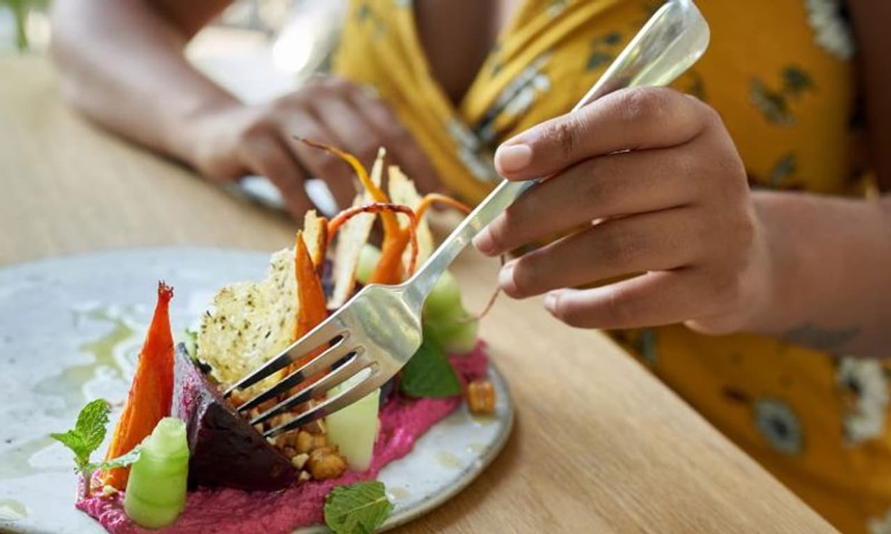 <p>Weight loss and the colour of your plate: One of the major challenges of a weight loss diet plan is portion control. The amount of food you fill your plate with matters in order to maintain your calorie count.<br />&nbsp;</p>