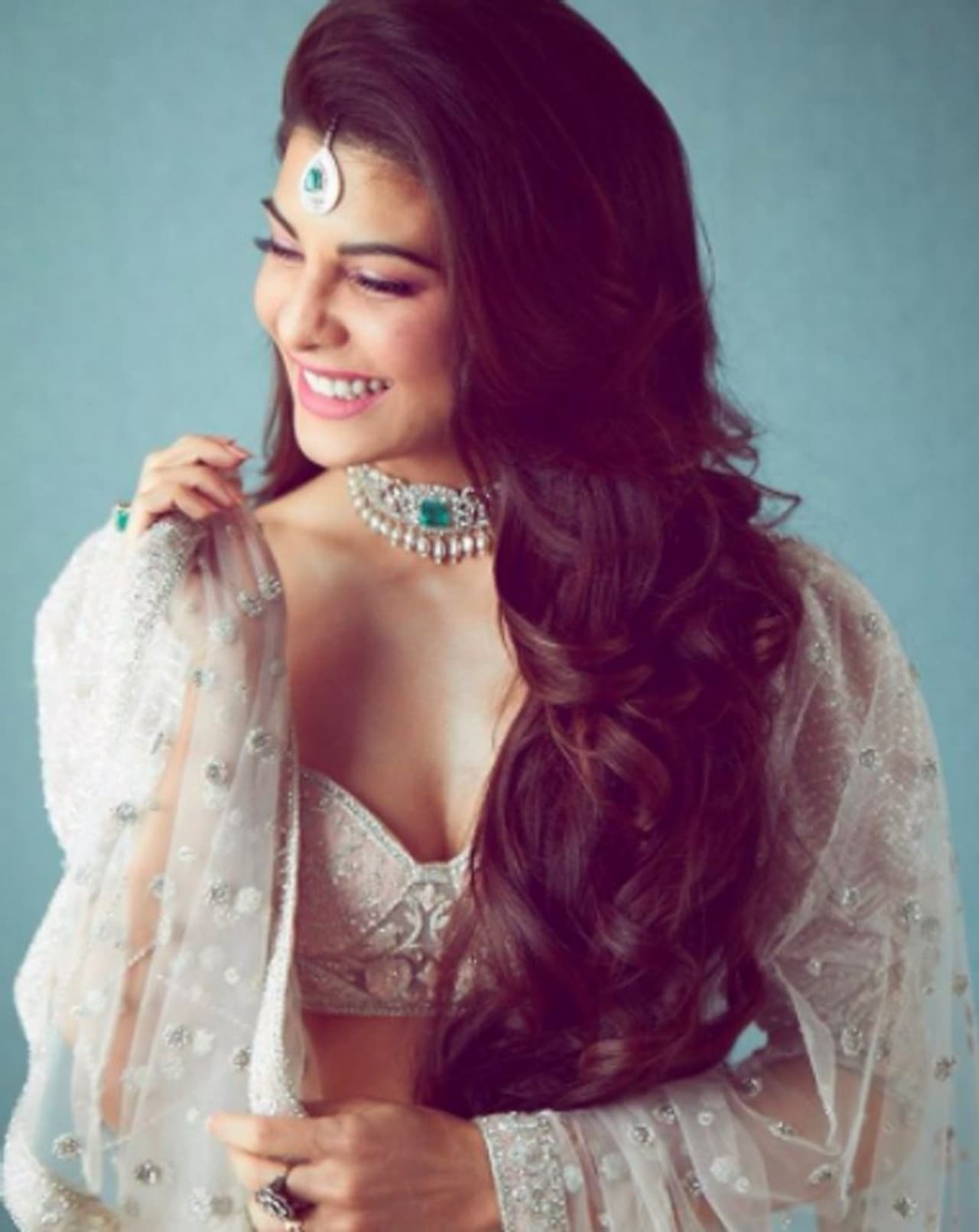 <p>ಬಾಲಿವುಡ್ ನಟಿ ಜಾಕ್ವೆಲಿನ್ ಫರ್ನಾಂಡೀಸ್ ಮಹಾರಾಷ್ಟ್ರದ ಎರಡು ಹಳ್ಳಿಗಳನ್ನು ದತ್ತು ಪಡೆದಿದ್ದಾರೆ. ಮಹಾರಾಷ್ಟ್ರದ ಪತರ್ಡಿ ಹಾಗೂ ಸಕೂರ್ ಗ್ರಾಮವನ್ನು 3 ವರ್ಷಗಳಿಗೆ ದತ್ತು ಪಡೆದಿದ್ದಾರೆ.</p> <p>ಬಾಲಿವುಡ್ ನಟಿ ಜಾಕ್ವೆಲಿನ್ ಫರ್ನಾಂಡೀಸ್ ಮಹಾರಾಷ್ಟ್ರದ ಎರಡು ಹಳ್ಳಿಗಳನ್ನು ದತ್ತು ಪಡೆದಿದ್ದಾರೆ. ಮಹಾರಾಷ್ಟ್ರದ ಪತರ್ಡಿ ಹಾಗೂ ಸಕೂರ್ ಗ್ರಾಮವನ್ನು 3 ವರ್ಷಗಳಿಗೆ ದತ್ತು ಪಡೆದಿದ್ದಾರೆ.</p>