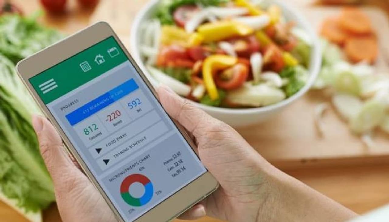 <p><strong>ഒന്ന്...</strong></p><p>&nbsp;</p><p>പലരും കഴിക്കുന്ന ഭക്ഷണത്തിന്‍റെ കലോറി എത്രയാണെന്ന് നോക്കാറില്ല. അമിതവണ്ണം കുറയ്ക്കാന്‍ ആഗ്രഹിക്കുന്നവര്‍ കഴിക്കുന്ന ഭക്ഷണത്തിന്‍റെ കലോറി അറിഞ്ഞിരിക്കണം. ഒരു ദിവസം നിങ്ങള്‍ക്ക് വേണ്ട കലോറി എത്രയാണെന്നും ഏതൊക്കെ ഭക്ഷണങ്ങളില്‍ നിന്നും അവ ലഭിക്കുമെന്നും അറിഞ്ഞിരിക്കണം. കലോറി കുറഞ്ഞതും അന്നജം കുറച്ചുള്ളതുമായ വിഭവങ്ങള്‍ ഡയറ്റില്‍ ഉള്‍പ്പെടുത്തുകയാണ് വേണ്ടത്.&nbsp;</p>