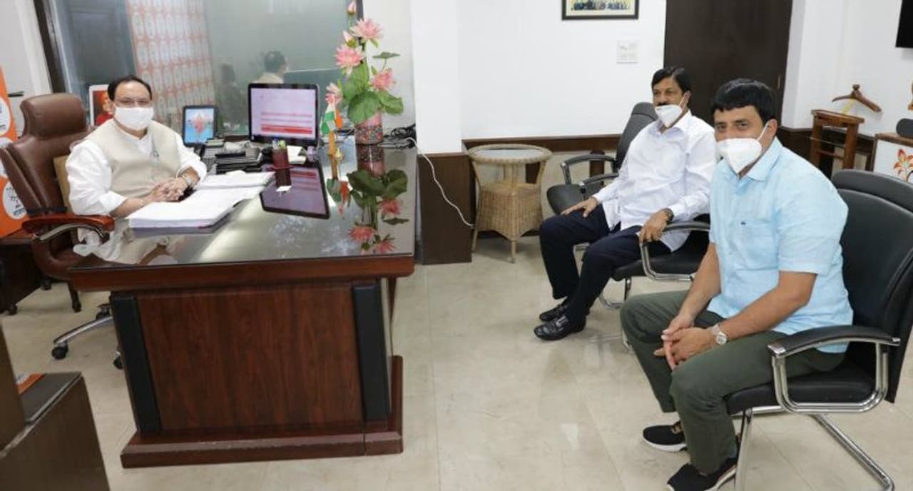 <p>ಕಾಂಗ್ರೆಸ್ ಜೆಡಿಎಸ್ ಸರ್ಕಾರವನ್ನು ಕೆಡವಿ ಬಿಜೆಪಿ ಸರ್ಕಾರ ರಚಿಸುವುದರಲ್ಲಿ ಮುಂಚೂಣಿಯಲ್ಲಿದ್ದ ಜಲಸಂಪನ್ಮೂಲ ಸಚಿವ ರಮೇಶ್ ಜಾರಕಿಹೊಳಿ ಈಗ ಉಪ ಮುಖ್ಯಮಂತ್ರಿ ಸ್ಥಾನ ಪಡೆಯಲು ಕಸರತ್ತು ನಡೆಸಿದ್ದಾರೆ. ಮತ್ತೊಂದೆಡೆ ಸಿಪಿ ಯೊಗೇಶ್ವರ್ ಸಚಿವ ಸ್ಥಾನಕ್ಕೆ ಲಾಬಿಗೆ ಮುಂದಾಗಿದ್ದಾರೆ. ಈ ಕಾರಣಕ್ಕಾಗಿಯೇ ಈ ಇಬ್ಬರೂ ನಾಯಕರು ದೆಹಲಿಗೆ ಆಗಮಿಸಿದ್ದು, ಬಿಜೆಪಿ ರಾಷ್ಟ್ರೀಯ ಅಧ್ಯಕ್ಷ ಜೆ.ಪಿ. ನಡ್ಡಾ ಅವರನ್ನು ಭೇಟಿ ಮಾಡಿದ್ದಾರೆ </p> <p>ಕಾಂಗ್ರೆಸ್ ಜೆಡಿಎಸ್ ಸರ್ಕಾರವನ್ನು ಕೆಡವಿ ಬಿಜೆಪಿ ಸರ್ಕಾರ ರಚಿಸುವುದರಲ್ಲಿ ಮುಂಚೂಣಿಯಲ್ಲಿದ್ದ ಜಲಸಂಪನ್ಮೂಲ ಸಚಿವ ರಮೇಶ್ ಜಾರಕಿಹೊಳಿ ಈಗ ಉಪ ಮುಖ್ಯಮಂತ್ರಿ ಸ್ಥಾನ ಪಡೆಯಲು ಕಸರತ್ತು ನಡೆಸಿದ್ದಾರೆ. ಮತ್ತೊಂದೆಡೆ ಸಿಪಿ ಯೊಗೇಶ್ವರ್ ಸಚಿವ ಸ್ಥಾನಕ್ಕೆ ಲಾಬಿಗೆ ಮುಂದಾಗಿದ್ದಾರೆ. ಈ ಕಾರಣಕ್ಕಾಗಿಯೇ ಈ ಇಬ್ಬರೂ ನಾಯಕರು ದೆಹಲಿಗೆ ಆಗಮಿಸಿದ್ದು, ಬಿಜೆಪಿ ರಾಷ್ಟ್ರೀಯ ಅಧ್ಯಕ್ಷ ಜೆ.ಪಿ. ನಡ್ಡಾ ಅವರನ್ನು ಭೇಟಿ ಮಾಡಿದ್ದಾರೆ </p>