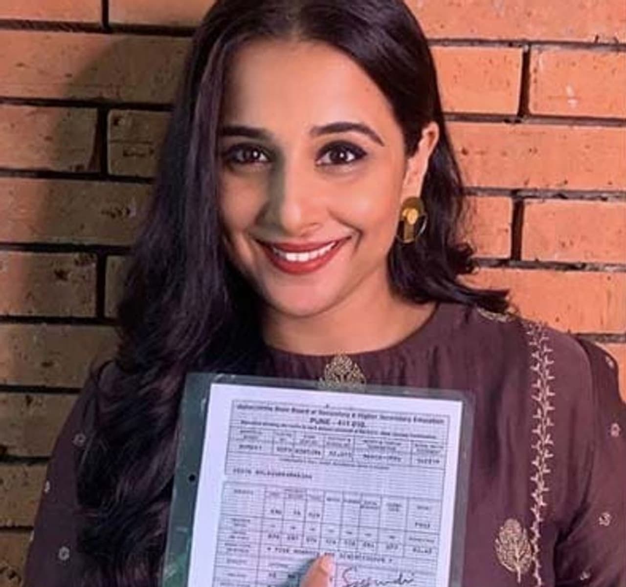 <p>കണക്കിന് 150 ല്‍ 126 മാര്‍ക്കാണ് കിട്ടിയത് എന്നാണ് ഫോട്ടോയില്‍ നിന്ന് വ്യക്തമാകുന്നത്. 1994ല്‍ പത്താം ക്ലാസ് പരീക്ഷയില്‍ ഡിസ്റ്റിംഗ്‍ഷനോടെ വിദ്യാ ബാലൻ പാസായിരുന്നു.<br />&nbsp;</p>