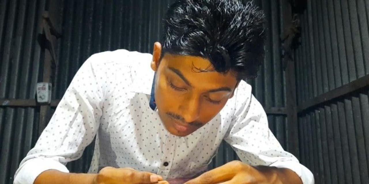 <p>On the morning of Independence Day, a teenage boy in Raiganj, North Dinajpur painted the smallest national flag on poppy seeds. His name has been placed in the ‘India Book of Records’.&nbsp;</p><p>&nbsp;</p>