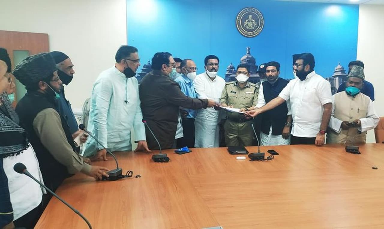 <p>ನಗರ ಪೊಲೀಸ್ ಆಯುಕ್ತರ ಕಚೇರಿಗೆ ಭೇಟಿ ನೀಡಿದ ನಿಯೋಗವು ಗಲಭೆ ಕುರಿತು ಪಾರದರ್ಶಕ ತನಿಖೆ ನಡೆಸಬೇಕು. ಗಲಭೆಗೆ ಸಂಬಂಧಿಸಿದಂತೆ ಆರೋಪಿಗಳ ಜತೆಯಲ್ಲಿ ಅಮಾಯಕರನ್ನು ಬಂಧಿಸಲಾಗಿದ್ದು, ಕೂಡಲೇ ಅವರನ್ನು ಬಿಡುಗಡೆ ಮಾಡಬೇಕು ಎಂದು ಎಂದು ಒತ್ತಾಯಿಸಿದ ಮುಸ್ಲಿಂ ಮುಖಂಡರ ನಿಯೋಗ </p> <p>ನಗರ ಪೊಲೀಸ್ ಆಯುಕ್ತರ ಕಚೇರಿಗೆ ಭೇಟಿ ನೀಡಿದ ನಿಯೋಗವು ಗಲಭೆ ಕುರಿತು ಪಾರದರ್ಶಕ ತನಿಖೆ ನಡೆಸಬೇಕು. ಗಲಭೆಗೆ ಸಂಬಂಧಿಸಿದಂತೆ ಆರೋಪಿಗಳ ಜತೆಯಲ್ಲಿ ಅಮಾಯಕರನ್ನು ಬಂಧಿಸಲಾಗಿದ್ದು, ಕೂಡಲೇ ಅವರನ್ನು ಬಿಡುಗಡೆ ಮಾಡಬೇಕು ಎಂದು ಎಂದು ಒತ್ತಾಯಿಸಿದ ಮುಸ್ಲಿಂ ಮುಖಂಡರ ನಿಯೋಗ </p>