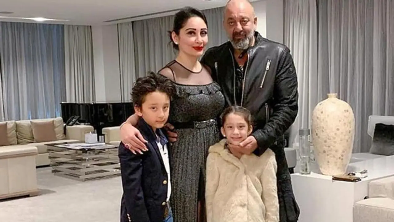 <p>பாலிவுட் திரையுலகின் முன்னணி நடிகரான சஞ்சய் தத்திற்கு கடந்த 9ம் தேதி திடீர் மூச்சு திணறல் மற்றும் நெஞ்சு வலி ஏற்பட்டது. இதையடுத்து மும்பையில் உள்ள லீலாவதி மருத்துவமனையில் அனுமதிக்கப்பட்டார். அங்கு ஐசியூ வில் சஞ்சய் தத்திற்கு தீவிர சிகிச்சை அளிக்கப்பட்டது. </p> <p>பாலிவுட் திரையுலகின் முன்னணி நடிகரான சஞ்சய் தத்திற்கு கடந்த 9ம் தேதி திடீர் மூச்சு திணறல் மற்றும் நெஞ்சு வலி ஏற்பட்டது. இதையடுத்து மும்பையில் உள்ள லீலாவதி மருத்துவமனையில் அனுமதிக்கப்பட்டார். அங்கு ஐசியூ வில் சஞ்சய் தத்திற்கு தீவிர சிகிச்சை அளிக்கப்பட்டது. </p>