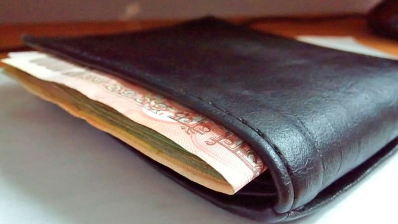 <p>ಪರ್ಸ್ ಅಥವಾ ಹಣ : ರಾತ್ರಿ ನಿದ್ರೆ ಮಾಡುವ ಸಮಯದಲ್ಲಿ ಪರ್ಸ್ ಅಥವಾ ಹಣವನ್ನು ನಿಮ್ಮ ತಲೆಯ ಬಳಿ ಇಟ್ಟು ಯಾವತ್ತೂ ಮಲಗಬೇಡಿ. ಇದರಿಂದ ಆ ವ್ಯಕ್ತಿಗೆ ಪ್ರತಿದಿನ ಹಣಕ್ಕೆ ಸಂಬಂಧಿಸಿದ ಚಿಂತೆ ಕಾಡುತ್ತದೆ.</p> <p>ಪರ್ಸ್ ಅಥವಾ ಹಣ : ರಾತ್ರಿ ನಿದ್ರೆ ಮಾಡುವ ಸಮಯದಲ್ಲಿ ಪರ್ಸ್ ಅಥವಾ ಹಣವನ್ನು ನಿಮ್ಮ ತಲೆಯ ಬಳಿ ಇಟ್ಟು ಯಾವತ್ತೂ ಮಲಗಬೇಡಿ. ಇದರಿಂದ ಆ ವ್ಯಕ್ತಿಗೆ ಪ್ರತಿದಿನ ಹಣಕ್ಕೆ ಸಂಬಂಧಿಸಿದ ಚಿಂತೆ ಕಾಡುತ್ತದೆ.</p>