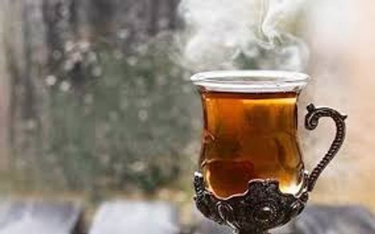 <p><strong>Have black tea to lose weight:</strong> Beverages have always been an essential part of a weight loss diet plan. Whether it is smoothies, black coffee or green tea, all are known to have some positive effects on the body when trying shed kilos. To add on to this list is another beverage, which is not as popular as black coffee, but is considered quite effective in burning a considerable number of calories.<br />&nbsp;</p>