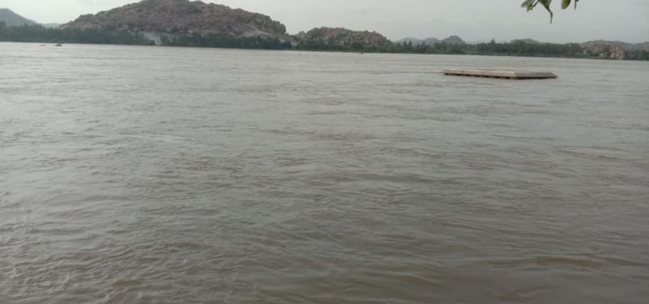 <p>ಆನೆಗೊಂದಿಯ ತುಂಗಭದ್ರಾ ನದಿಯಲ್ಲಿರುವ ಶ್ರೀ ಕೃಷ್ಣದೇವರಾಯ ಸಮಾಧಿ ಜಲಾವೃತ&nbsp;</p>