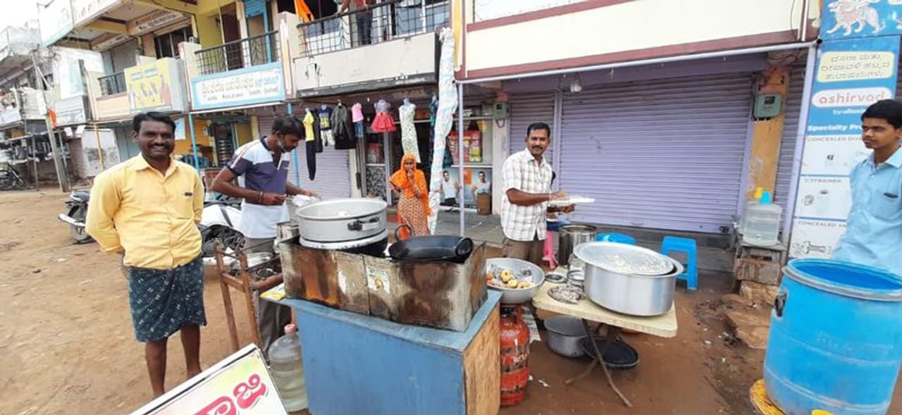 <p>ಐದು ತಿಂಗಳ ಹಿಂದಷ್ಟೇ ಪೆನ್ನು ಹಿಡಿದು ಸಾವಿರಾರು ಶಾಲಾ ಮಕ್ಕಳಿಗೆ ಗಣಿತದ ಲೆಕ್ಕ ಬಿಡಿಸಿಕೊಡುತ್ತಿದ್ದ ಶಿಕ್ಷಕ ಹಾಗೂ ಶಿಕ್ಷಣ ಸಂಸ್ಥೆಯ ಮಾಲೀಕರೂ ಆದ ವ್ಯಕ್ತಿಯೊಬ್ಬರು ಇದೀಗ ರಸ್ತೆಯಲ್ಲಿ ಇಡ್ಲಿ ಬಂಡಿ ಶುರುವಿಟ್ಟುಕೊಂಡು, ಆರ್ಥಿಕ ಸಂಕಷ್ಟದಿಂದ ಪಾರಾಗಲು ಹಾಗೂ ಬದುಕಿನ ಹೊಸ ಭರವಸೆಯನ್ನೂ ಕಂಡುಕೊಂಡಿದ್ದಾರೆ. ಜಿಲ್ಲೆಯ ಸುರಪುರ ತಾಲೂಕಿನ ಕೆಂಭಾವಿ ಪ್ರತಾಪಗಿರಿ ವೆಂಕಟಸುಬ್ಬಯ್ಯ ಶಾಸ್ತ್ರೀ (ಪಿವಿಎಸ್) ಶಿಕ್ಷಣ ಸಂಸ್ಥೆಯ ಮುಖ್ಯಸ್ಥ ಹಾಗೂ ಗಣಿತ ಶಿಕ್ಷಕರಾಗಿರುವ ಸಂತೋಷ, ಕೋವಿಡ್ 19 ಸಂದರ್ಭದಲ್ಲಾದ ಆರ್ಥಿಕ ನಷ್ಟದಿಂದ ಪಾರಾಗಲು ಇದೀಗ ಬೀದಿ ಬದಿಯ ವ್ಯಾಪಾರಕ್ಕಿಳಿದಿದ್ದಾರೆ.</p> <p>ಐದು ತಿಂಗಳ ಹಿಂದಷ್ಟೇ ಪೆನ್ನು ಹಿಡಿದು ಸಾವಿರಾರು ಶಾಲಾ ಮಕ್ಕಳಿಗೆ ಗಣಿತದ ಲೆಕ್ಕ ಬಿಡಿಸಿಕೊಡುತ್ತಿದ್ದ ಶಿಕ್ಷಕ ಹಾಗೂ ಶಿಕ್ಷಣ ಸಂಸ್ಥೆಯ ಮಾಲೀಕರೂ ಆದ ವ್ಯಕ್ತಿಯೊಬ್ಬರು ಇದೀಗ ರಸ್ತೆಯಲ್ಲಿ ಇಡ್ಲಿ ಬಂಡಿ ಶುರುವಿಟ್ಟುಕೊಂಡು, ಆರ್ಥಿಕ ಸಂಕಷ್ಟದಿಂದ ಪಾರಾಗಲು ಹಾಗೂ ಬದುಕಿನ ಹೊಸ ಭರವಸೆಯನ್ನೂ ಕಂಡುಕೊಂಡಿದ್ದಾರೆ. ಜಿಲ್ಲೆಯ ಸುರಪುರ ತಾಲೂಕಿನ ಕೆಂಭಾವಿ ಪ್ರತಾಪಗಿರಿ ವೆಂಕಟಸುಬ್ಬಯ್ಯ ಶಾಸ್ತ್ರೀ (ಪಿವಿಎಸ್) ಶಿಕ್ಷಣ ಸಂಸ್ಥೆಯ ಮುಖ್ಯಸ್ಥ ಹಾಗೂ ಗಣಿತ ಶಿಕ್ಷಕರಾಗಿರುವ ಸಂತೋಷ, ಕೋವಿಡ್ 19 ಸಂದರ್ಭದಲ್ಲಾದ ಆರ್ಥಿಕ ನಷ್ಟದಿಂದ ಪಾರಾಗಲು ಇದೀಗ ಬೀದಿ ಬದಿಯ ವ್ಯಾಪಾರಕ್ಕಿಳಿದಿದ್ದಾರೆ.</p>