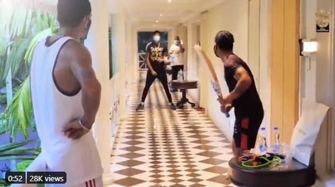 <p>ಕೆಲವು ದಿನಗಳ ಹಿಂದಷ್ಟೇ ಆರ್‌ಸಿಬಿ ತಮ್ಮ ಅಧಿಕೃತ ಸಾಮಾಜಿಕ ಜಾಲತಾಣದ ಮೂಲಕ ಆಟಗಾರರು ಬೆಂಗಳೂರಿನಲ್ಲಿ ಚೆಕ್‌ ಇನ್ ಆಗುವ ಫೋಟೋಗಳನ್ನು ಶೇರ್‌ ಮಾಡಿತ್ತು.</p>