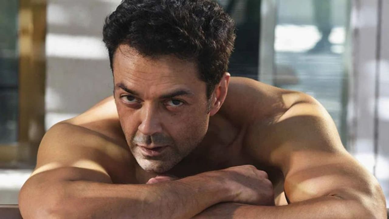 <p>1995ರಲ್ಲಿ ಬರ್ಸಾತ್ ಚಿತ್ರದ ಮೂಲದ ಬಾಲಿವುಡ್‌ನಲ್ಲಿ ಖಾತೆ ತೆರೆದ ನಟ ಬಾಬಿ ಡಿಯೋಲ್ &nbsp;ಆ ನಂತರದಲ್ಲಿ ಸ್ಟಾರ್ ನಟನಾಗಲು ಹೆಚ್ಚು ಸಮಯ ಬೇಕಾಗಿಲ್ಲ.&nbsp;</p>