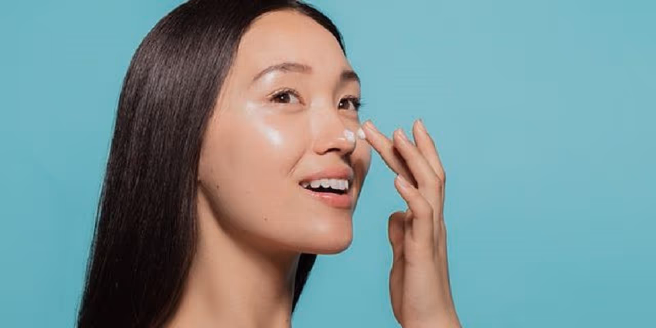 <p>ವಯಸ್ಸಿನ ಕಲೆಗಳನ್ನು ಕಡಿಮೆ ಮಾಡಲು ನಿಂಬೆ ರಸ :<br />ನಿಂಬೆಹಣ್ಣಿನಲ್ಲಿರುವ ವಿಟಮಿನ್ ಸಿ ಬಲವಾದ ಅಂಟಿ ಓಕ್ಸಿಡಂಟ್ ಅಗಿದೆ. ಇದಲ್ಲದೆ, ಇದರ ಬ್ಲೀಚಿಂಗ್ ಕ್ರಿಯೆಯು ಏಜ್ ಸ್ಪಾಟ್ &nbsp;ಗಳು ಮತ್ತು ನಸುಕಂದು ಮಚ್ಚೆಗಳ ಮೇಲೆ ಅದ್ಭುತಗಳನ್ನು ಮಾಡುತ್ತದೆ.&nbsp;</p>