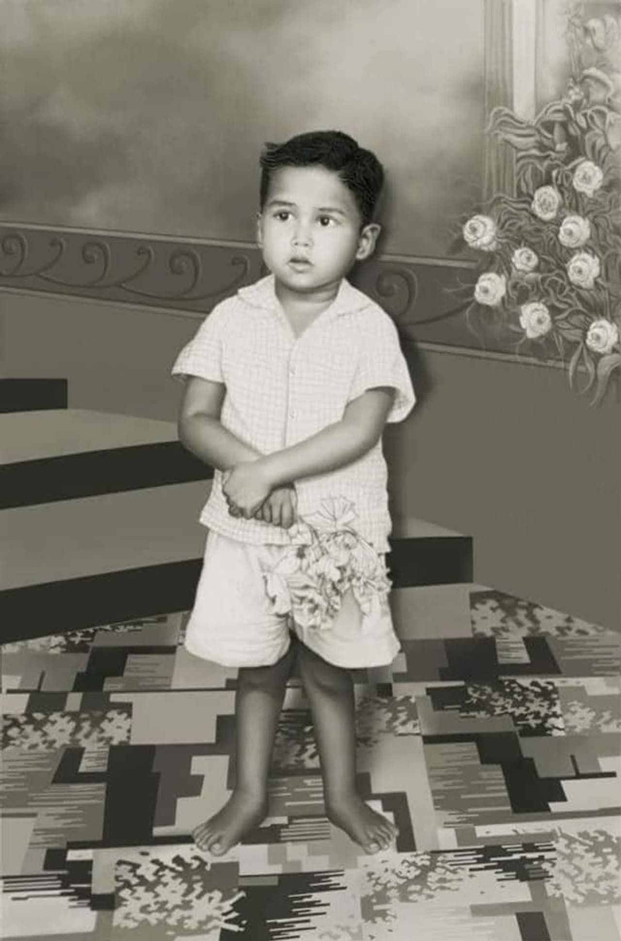 <p>குழந்தை பருவத்தில் கியூட் பாய்யாக கையில் பூ ஒன்றை பிடித்தபடி நின்று போஸ் கொடுக்கும் அமைச்சர் ஜெயக்குமார்.</p>