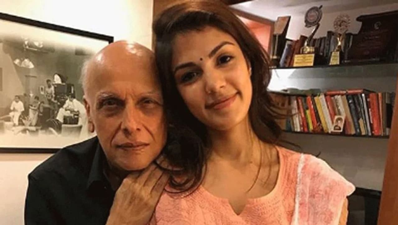 <p style="text align: justify;">ನಿರ್ದೇಶಕ ಮಹೇಶ್ ಭಟ್ ಹಾಗೂ ನಟಿ ರಿಯಾ ಚಕ್ರವರ್ತಿ ನಡುವಿನ ವಾಟ್ಸಾಪ್ ಚಾಟ್ ವೈರಲ್ ಆಗಿದೆ. ಸುಶಾಂತ್ ಮನೆಯಿಂದ ಬಂದಿದ್ದ ನಟಿ ನಾನೀಗ ರಿಲೀಫ್ ಎಂದು ಮಹೇಶ್ ಭಟ್ಗೆ ಮೆಸೇಜ್ ಕಳುಹಿಸಿದ್ದಳು.</p> <p style="text align: justify;">ನಿರ್ದೇಶಕ ಮಹೇಶ್ ಭಟ್ ಹಾಗೂ ನಟಿ ರಿಯಾ ಚಕ್ರವರ್ತಿ ನಡುವಿನ ವಾಟ್ಸಾಪ್ ಚಾಟ್ ವೈರಲ್ ಆಗಿದೆ. ಸುಶಾಂತ್ ಮನೆಯಿಂದ ಬಂದಿದ್ದ ನಟಿ ನಾನೀಗ ರಿಲೀಫ್ ಎಂದು ಮಹೇಶ್ ಭಟ್ಗೆ ಮೆಸೇಜ್ ಕಳುಹಿಸಿದ್ದಳು.</p>