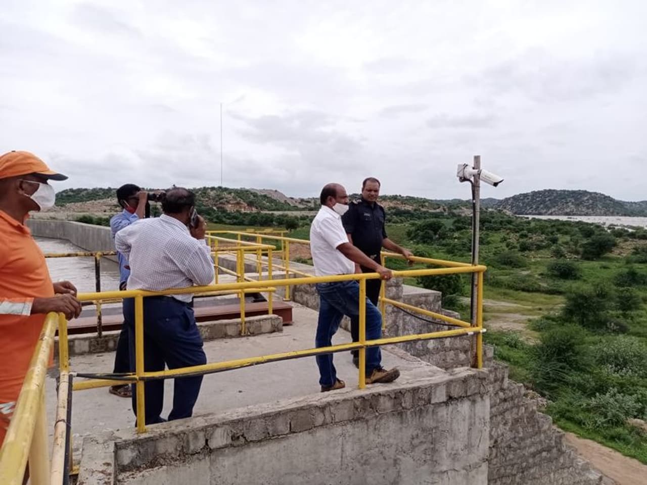 <p>ನದಿಯಲ್ಲಿ ನೀರು ರಭಸವಾಗಿ ಹರಿಯುವುದರಿಂದ ನಾಲ್ವರ ರಕ್ಷಣೆಗೆ ಬೋಟ್ ಬಳಸಲು ಅಸಾಧ್ಯ ಹಿನ್ನೆಲೆಯಲ್ಲಿ ಎನ್ಡಿಆರ್ಎಫ್ ತಂಡ ಹಿಂದೇಟು </p> <p>ನದಿಯಲ್ಲಿ ನೀರು ರಭಸವಾಗಿ ಹರಿಯುವುದರಿಂದ ನಾಲ್ವರ ರಕ್ಷಣೆಗೆ ಬೋಟ್ ಬಳಸಲು ಅಸಾಧ್ಯ ಹಿನ್ನೆಲೆಯಲ್ಲಿ ಎನ್ಡಿಆರ್ಎಫ್ ತಂಡ ಹಿಂದೇಟು </p>