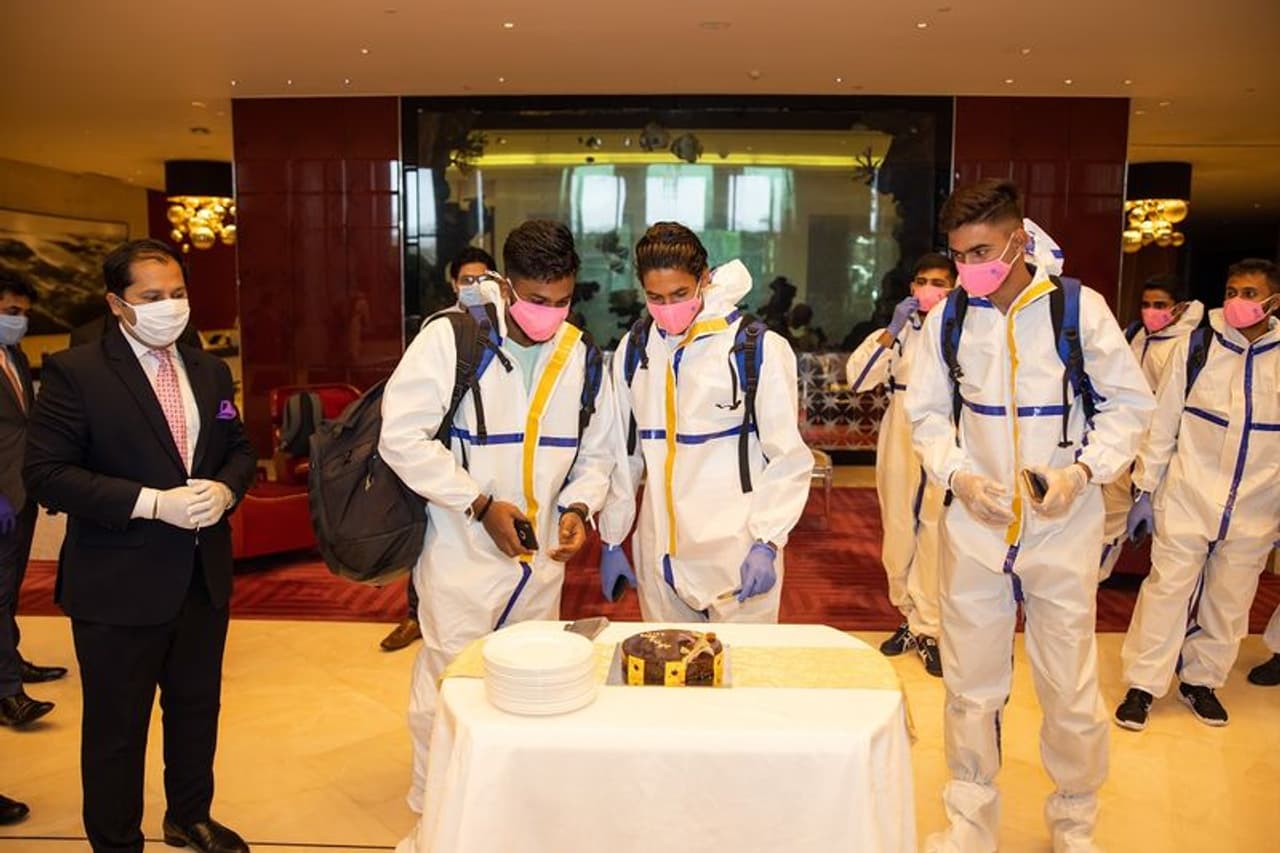 <p>ದುಬೈಗೆ ವಿಮಾನ ಹತ್ತುವ ಮುನ್ನ ಮುಂಬೈನಲ್ಲಿ ರಾಜಸ್ಥಾನ ರಾಯಲ್ಸ್ ಪಡೆ ಕೇಕ್ ಕಟ್ ಮಾಡಿ ಆ ಬಳಿಕ ಅರಬ್ಬರ ನಾಡಿನ ಕಡೆ ಮುಖ ಮಾಡಿತು.</p> <p>ದುಬೈಗೆ ವಿಮಾನ ಹತ್ತುವ ಮುನ್ನ ಮುಂಬೈನಲ್ಲಿ ರಾಜಸ್ಥಾನ ರಾಯಲ್ಸ್ ಪಡೆ ಕೇಕ್ ಕಟ್ ಮಾಡಿ ಆ ಬಳಿಕ ಅರಬ್ಬರ ನಾಡಿನ ಕಡೆ ಮುಖ ಮಾಡಿತು.</p>