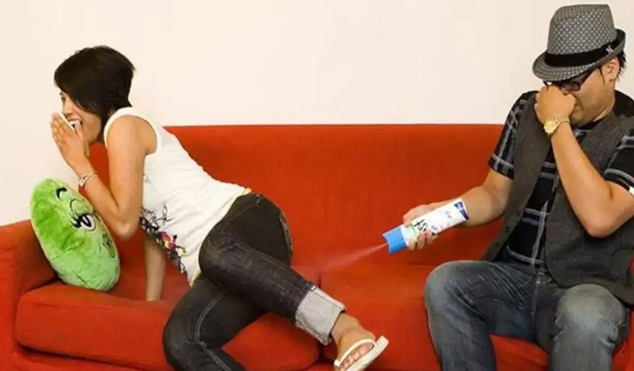 <p>ಹೀಗೆ ಆತುರದಲ್ಲಿ ತಿನ್ನುವಾಗ ಗಾಳಿ ಬಾಯಿ ಮೂಲಕ ಹೊಟ್ಟೆಗೆ ಸೇರುತ್ತದೆ ಹಾಗಾಗಿ ಹೊಟ್ಟೆಯಲ್ಲಿ ವಾಯು ತುಂಬಿ ಗುದದ್ವಾರದ ಮೂಲಕ ಹೊರಬರುತ್ತದೆ. ಕೆಲವರು ಹೆಚ್ಚಾಗಿ ಗ್ಯಾಸ್ ಪಾಸ್ ಮಾಡುತ್ತಾರೆ. ಕೆಲವು ಆಹಾರ ಪದ್ಧತಿಗಳನ್ನು ಮತ್ತು ನಮ್ಮ ಜೀವನ ಶೈಲಿಯನ್ನು ಬದಲಾಯಿಸಿ ಕೊಂಡರೆ ಗ್ಯಾಸ್ ಪಾಸ್ ಮಾಡುವುದು ಕಡಿಮೆಯಾಗುತ್ತದೆ</p> <p>ಹೀಗೆ ಆತುರದಲ್ಲಿ ತಿನ್ನುವಾಗ ಗಾಳಿ ಬಾಯಿ ಮೂಲಕ ಹೊಟ್ಟೆಗೆ ಸೇರುತ್ತದೆ ಹಾಗಾಗಿ ಹೊಟ್ಟೆಯಲ್ಲಿ ವಾಯು ತುಂಬಿ ಗುದದ್ವಾರದ ಮೂಲಕ ಹೊರಬರುತ್ತದೆ. ಕೆಲವರು ಹೆಚ್ಚಾಗಿ ಗ್ಯಾಸ್ ಪಾಸ್ ಮಾಡುತ್ತಾರೆ. ಕೆಲವು ಆಹಾರ ಪದ್ಧತಿಗಳನ್ನು ಮತ್ತು ನಮ್ಮ ಜೀವನ ಶೈಲಿಯನ್ನು ಬದಲಾಯಿಸಿ ಕೊಂಡರೆ ಗ್ಯಾಸ್ ಪಾಸ್ ಮಾಡುವುದು ಕಡಿಮೆಯಾಗುತ್ತದೆ</p>