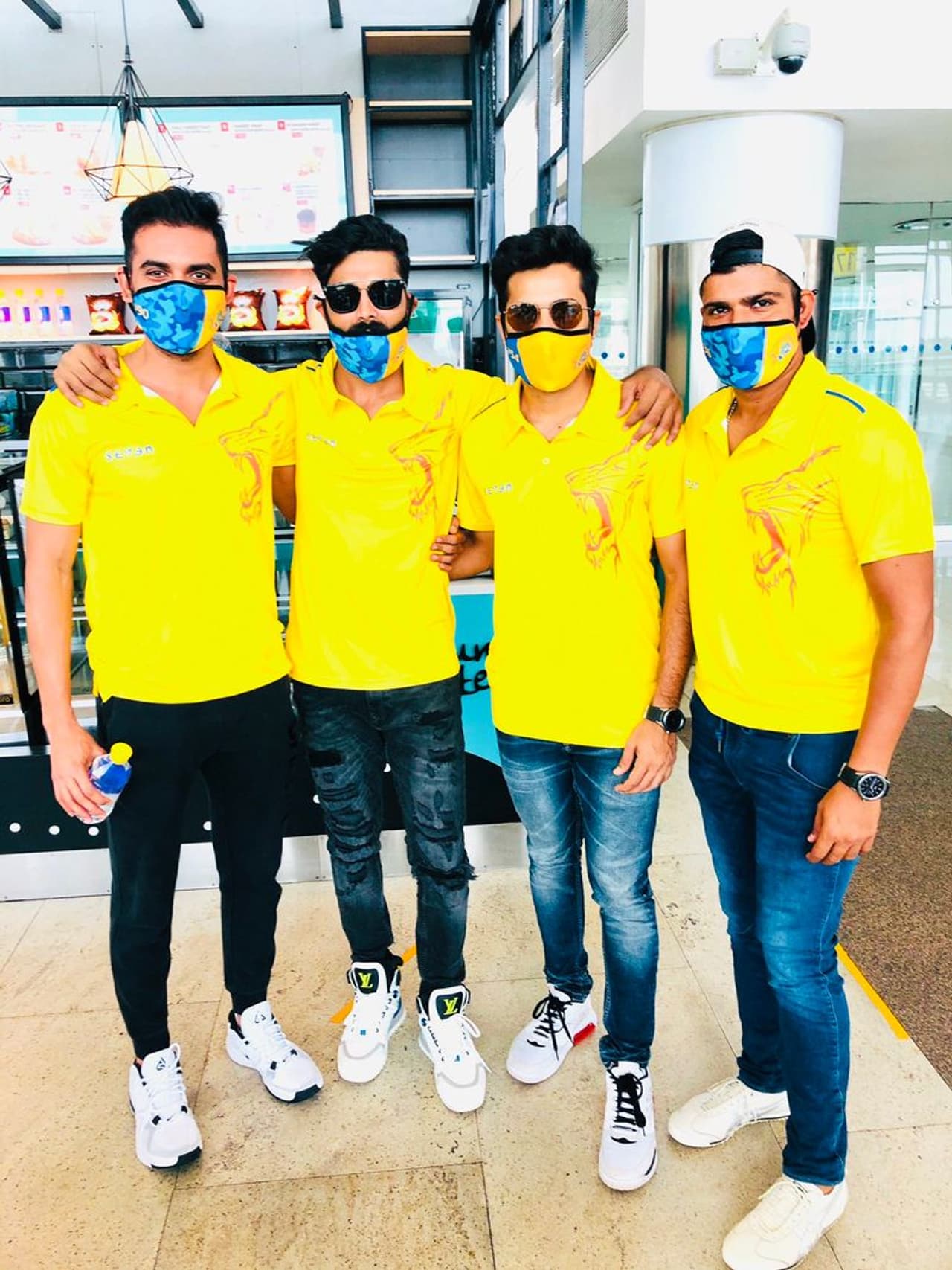 <p>ಐಪಿಎಲ್ 2020 ಟೂರ್ನಿಗಾಗಿ ಚೆನ್ನೈ ಸೂಪರ್ ಕಿಂಗ್ಸ್ ತಂಡ ಚೆನ್ನೈ ವಿಮಾನ ನಿಲ್ದಾಣದಿಂದ ದುಬೈಗೆ ತೆರಳಿದೆ. ಕೊರೋನಾ ವೈರಸ್ ಕಾರಣ ಈ ಬಾರಿ ಐಪಿಎಲ್ ಟೂರ್ನಿಯನ್ನು ದುಬೈನಲ್ಲಿ ಆಯೋಜಿಸಲಾಗಿದೆ.</p> <p>ಐಪಿಎಲ್ 2020 ಟೂರ್ನಿಗಾಗಿ ಚೆನ್ನೈ ಸೂಪರ್ ಕಿಂಗ್ಸ್ ತಂಡ ಚೆನ್ನೈ ವಿಮಾನ ನಿಲ್ದಾಣದಿಂದ ದುಬೈಗೆ ತೆರಳಿದೆ. ಕೊರೋನಾ ವೈರಸ್ ಕಾರಣ ಈ ಬಾರಿ ಐಪಿಎಲ್ ಟೂರ್ನಿಯನ್ನು ದುಬೈನಲ್ಲಿ ಆಯೋಜಿಸಲಾಗಿದೆ.</p>