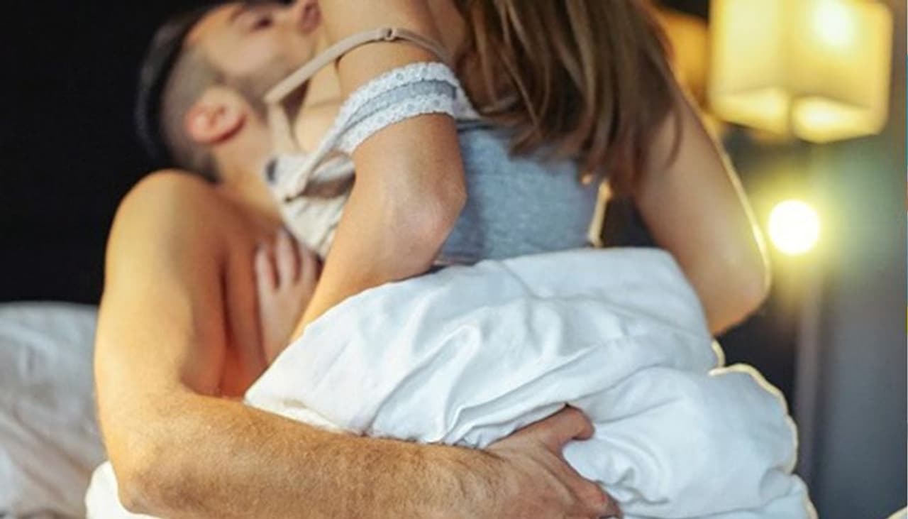 <p>శృంగారమనేది ఓ మధురానుభూతి. దానిని ఓ బూతులాగా చూడాల్సిన అవసరం లేదు. ఇద్దరు వ్యక్తుల మధ్య ప్రకృతిలో భాగమైన ఈ చర్యను అసహ్యించుకోవాల్సిన అవసరం లేదు. ఇంకా చెప్పాలంటే ఇది సృష్టి ధర్మం. ఇదే లేకపోతే.. నువ్వు లేవు.. నేను లేను... ఈ సత్యం అందరూ తెలుసుకోవాలని నిపుణులు చెబుతున్నారు.</p> <p>శృంగారమనేది ఓ మధురానుభూతి. దానిని ఓ బూతులాగా చూడాల్సిన అవసరం లేదు. ఇద్దరు వ్యక్తుల మధ్య ప్రకృతిలో భాగమైన ఈ చర్యను అసహ్యించుకోవాల్సిన అవసరం లేదు. ఇంకా చెప్పాలంటే ఇది సృష్టి ధర్మం. ఇదే లేకపోతే.. నువ్వు లేవు.. నేను లేను... ఈ సత్యం అందరూ తెలుసుకోవాలని నిపుణులు చెబుతున్నారు.</p>