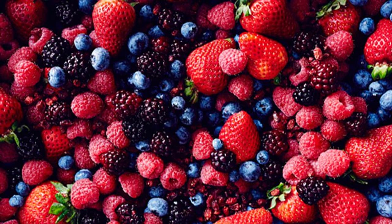 <p>ರಾಸ್ಪ್ ಬೆರ್ರಿ ಎಲೆಗಳಲ್ಲಿ ರಂಜಕ, ಕಬ್ಬಿಣ, ವಿಟಮಿನ್ ಎ, ಸಿ, ಕ್ಯಾಲ್ಸಿಯಂ ಇತ್ಯಾದಿ ಇರುತ್ತದೆ. ಈ ಹಣ್ಣಿನಿಂದ ತಯಾರಿಸಿದ ಪುಡಿಯ ಪ್ರಯೋಜನಗಳಿವೆ. ಇದು ಕೆಮ್ಮು, ಉಸಿರಾಟದ ತೊಂದರೆ ಇತ್ಯಾದಿಗಳನ್ನು ಗುಣಪಡಿಸುತ್ತದೆ. ಈ ಬೆರ್ರಿಗಳಲ್ಲಿ ಕ್ಯಾಲೊರಿಗಳು ತುಂಬಾ ಕಡಿಮೆ.&nbsp;</p>