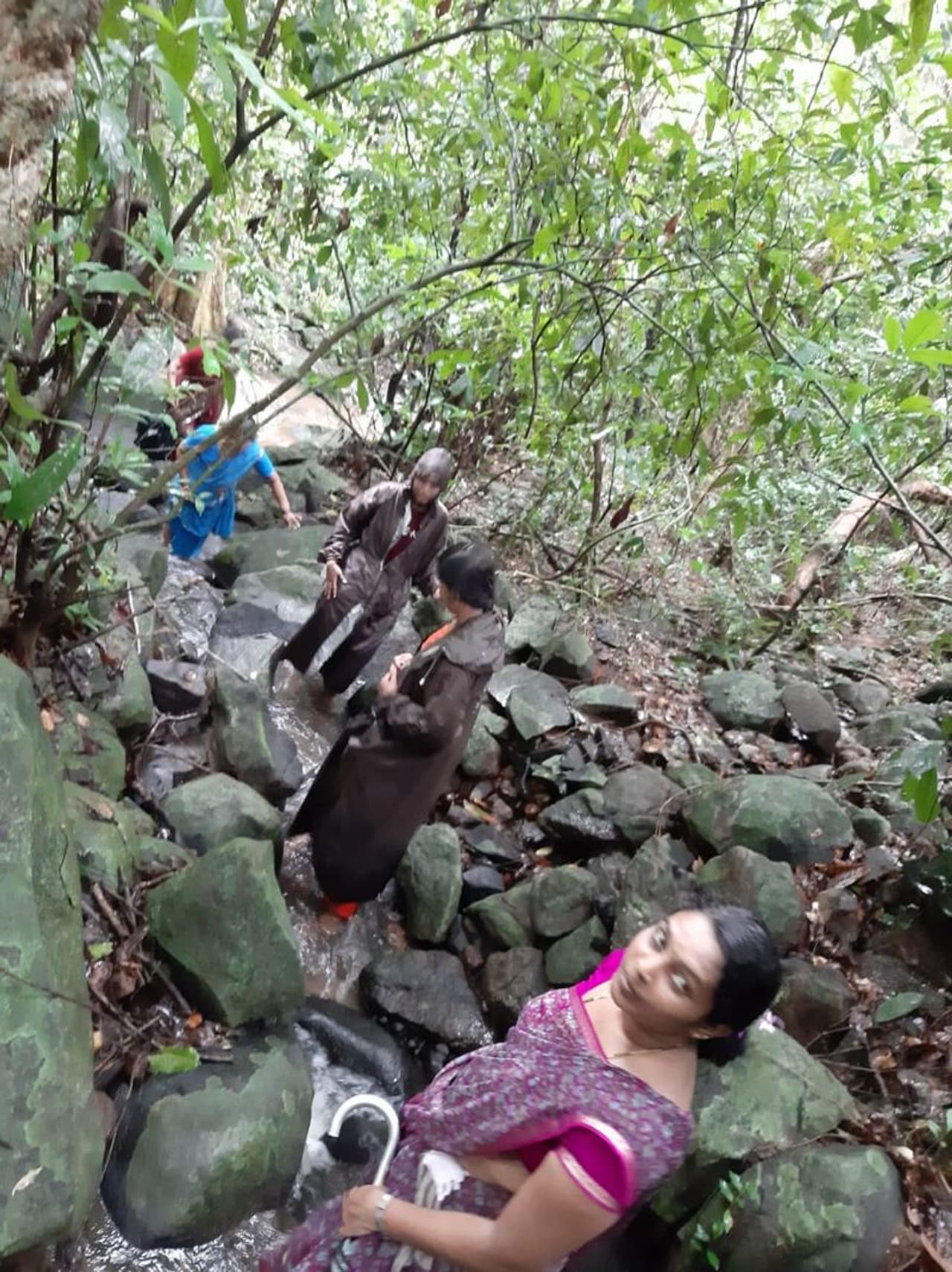 <p>ಕಾಡಿನ ದುರ್ಗಮ ಹಾದಿಯಲ್ಲಿ ಬೆಟ್ಟ, ಗುಡ್ಡ ಹತ್ತಿ ಬಂದು ವಿದ್ಯಾರ್ಥಿಗೆ ಪಾಠ</p> <p>ಕಾಡಿನ ದುರ್ಗಮ ಹಾದಿಯಲ್ಲಿ ಬೆಟ್ಟ, ಗುಡ್ಡ ಹತ್ತಿ ಬಂದು ವಿದ್ಯಾರ್ಥಿಗೆ ಪಾಠ</p>